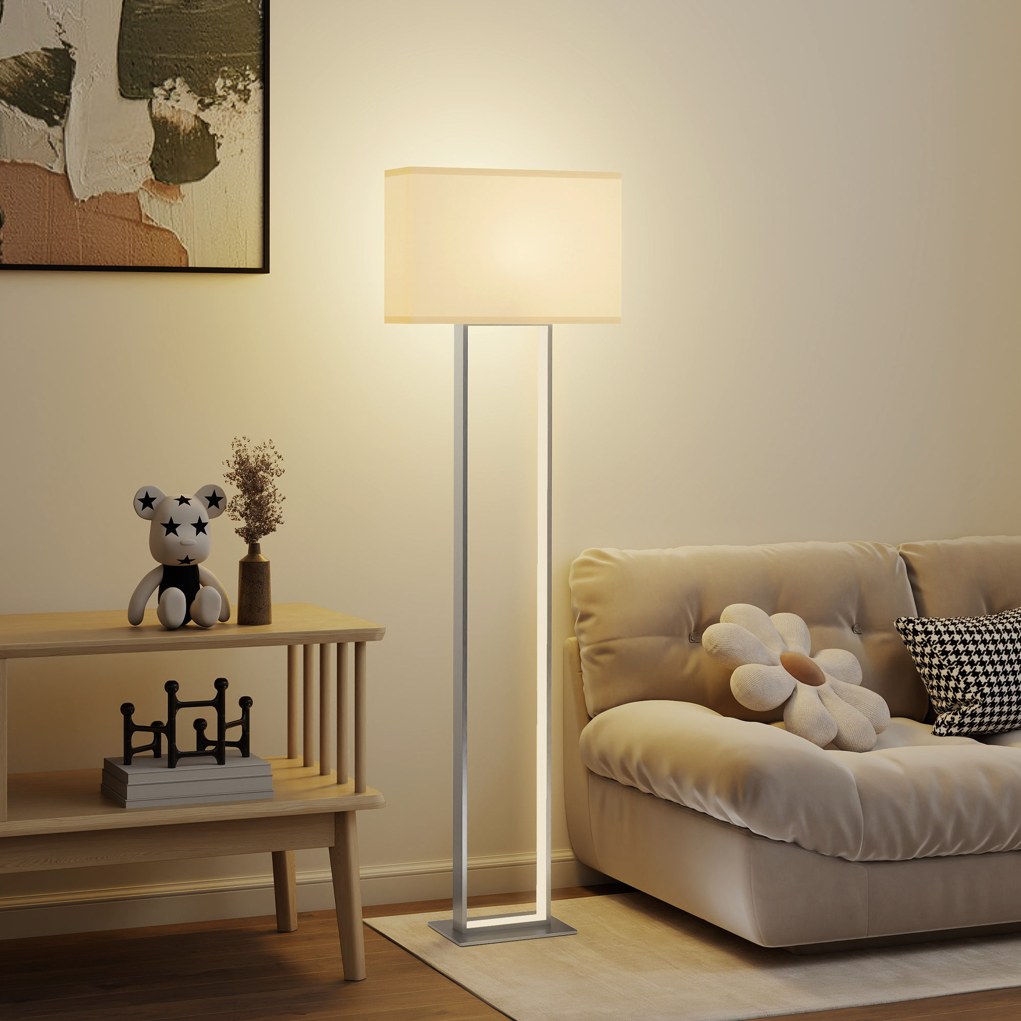 Una lámpara de pie moderna ilumina una sala de estar con sofá y mesa auxiliar.