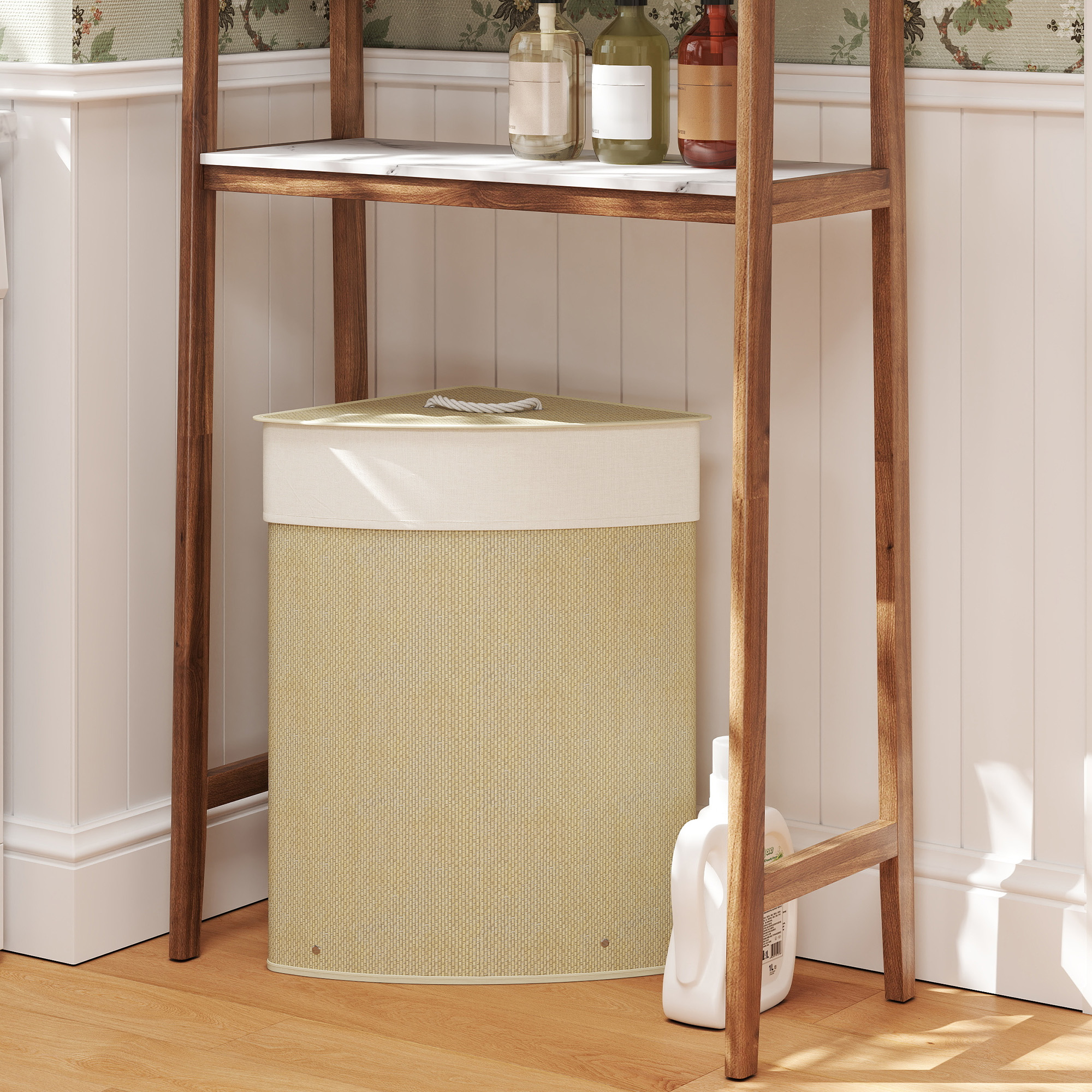Una cesta de ropa beige con tapa y asa está en un suelo de madera.
