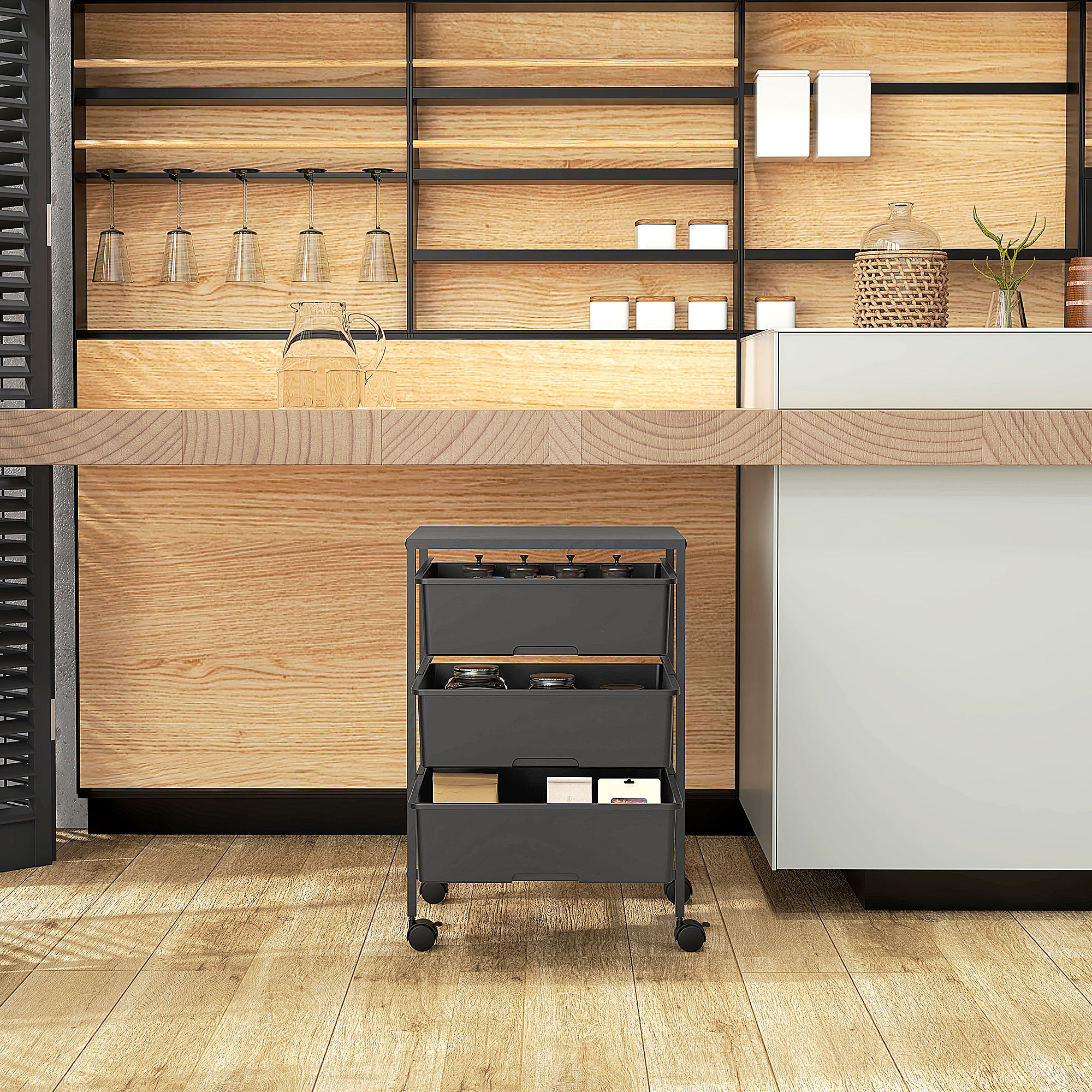 Un carrito rodante oscuro sobre suelo de madera frente a mueble de cocina con frentes de madera.