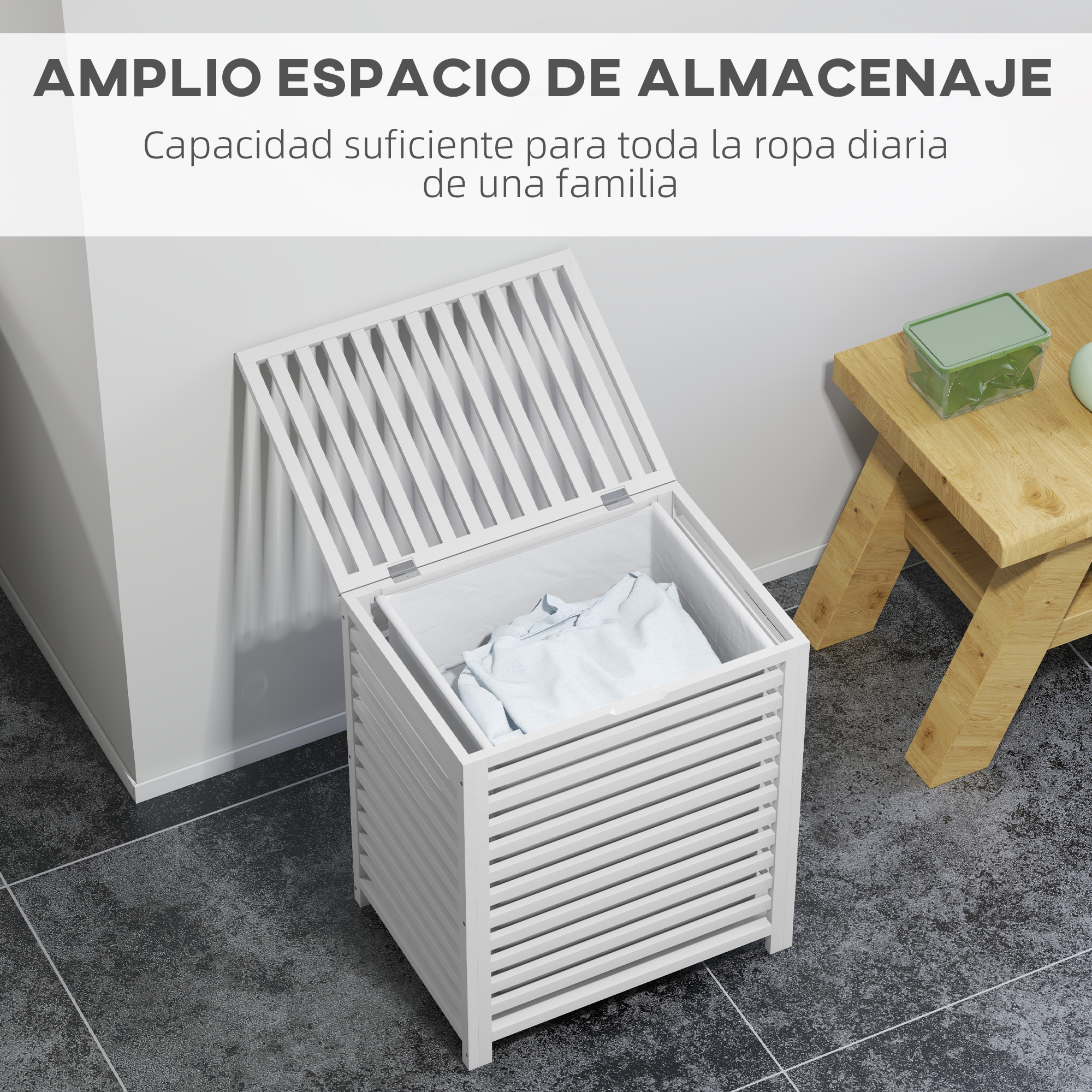 Un cesto de ropa blanco con lamas y tapa abierta, lleno de ropa.