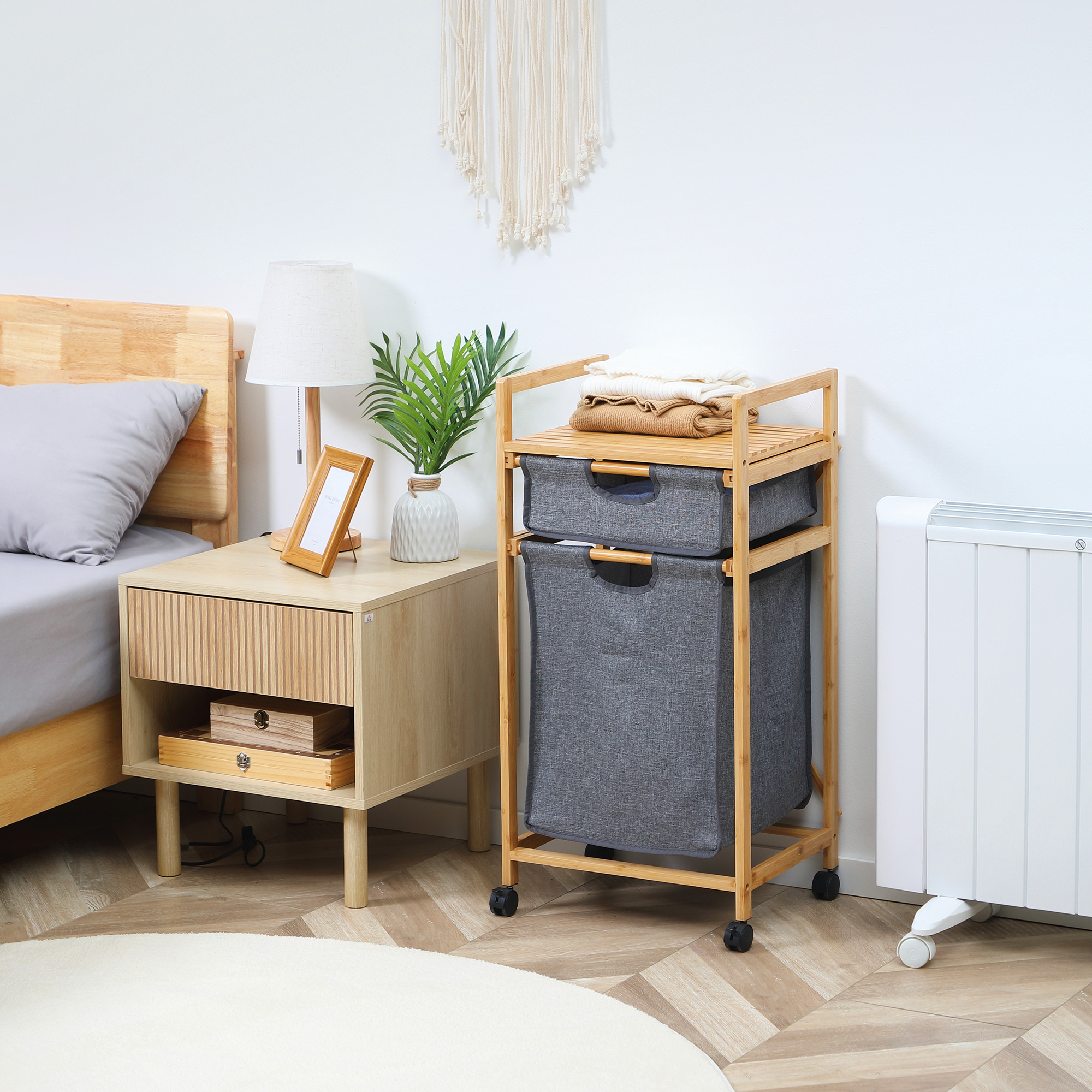 Mesita de noche de madera junto a cama, cesto y radiador.