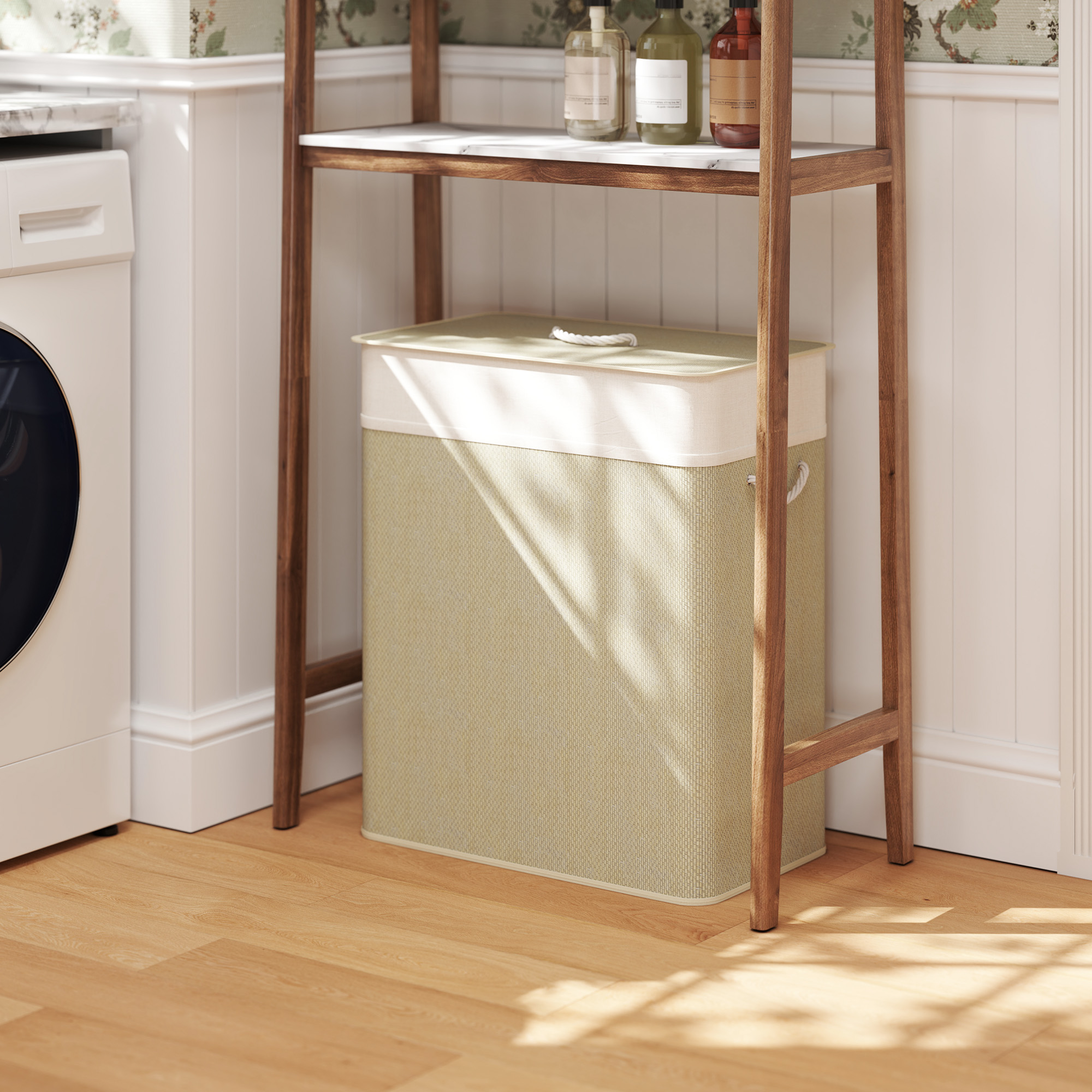 Una cesta de lavandería beige junto a una lavadora sobre suelo de madera.