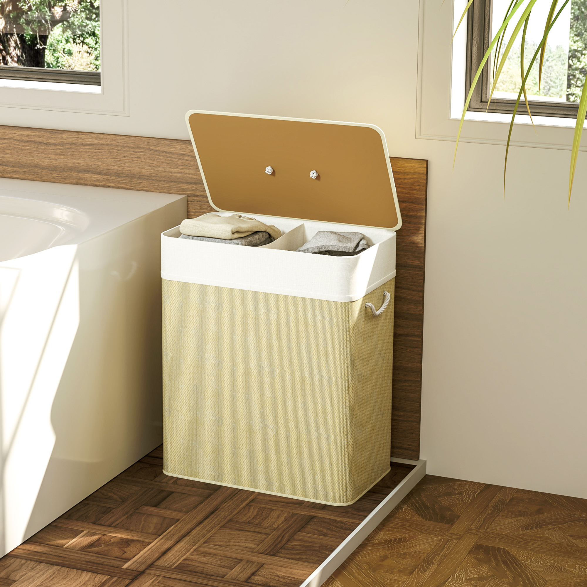 Un cesto de ropa amarillo dividido se sienta sobre un suelo de madera junto a una bañera.