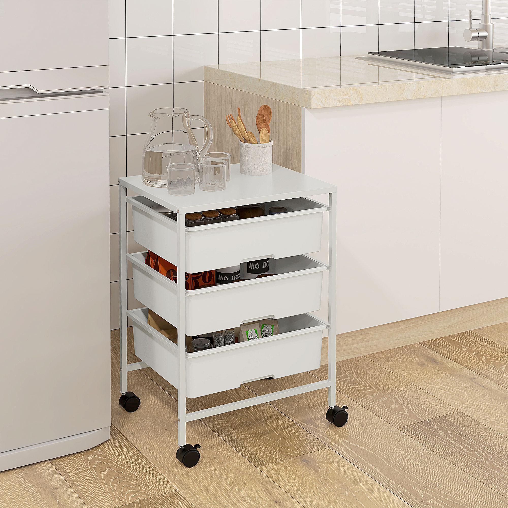 Un carrito blanco con ruedas y tres cajones está en una cocina junto a un refrigerador.