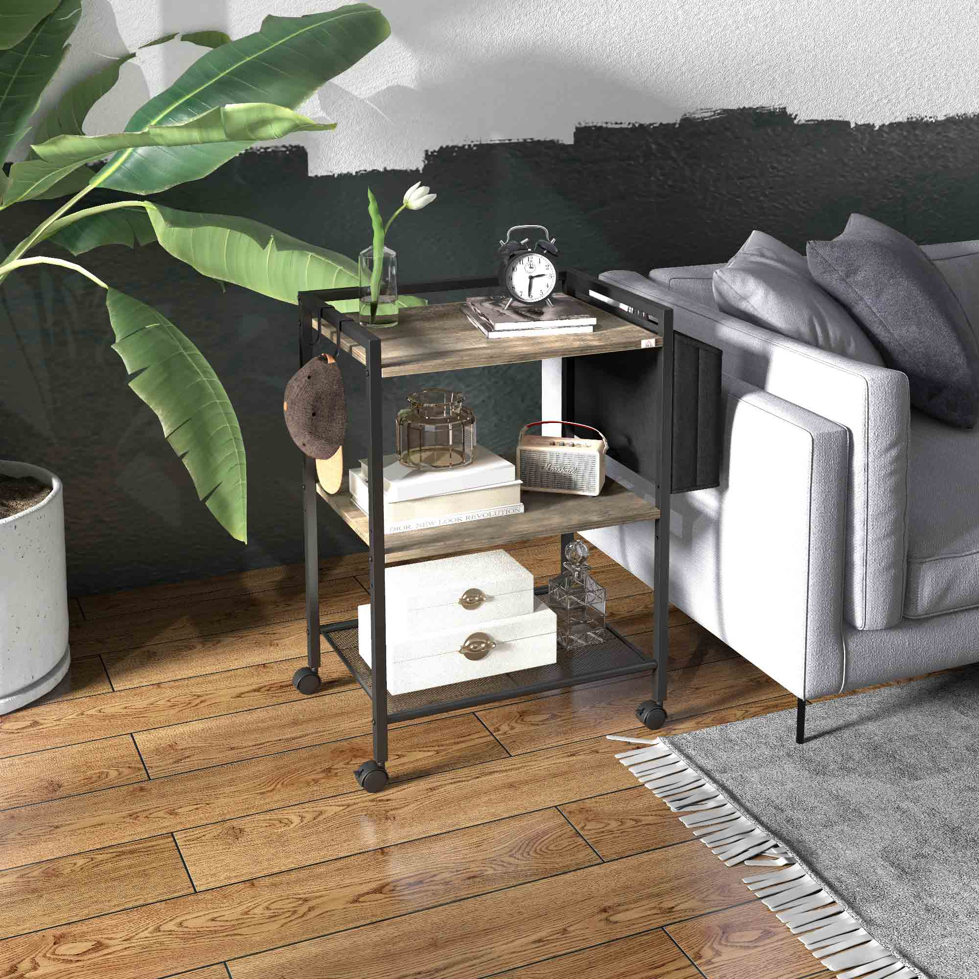 Una mesita auxiliar de tres niveles junto a un sofá, con artículos decorativos.