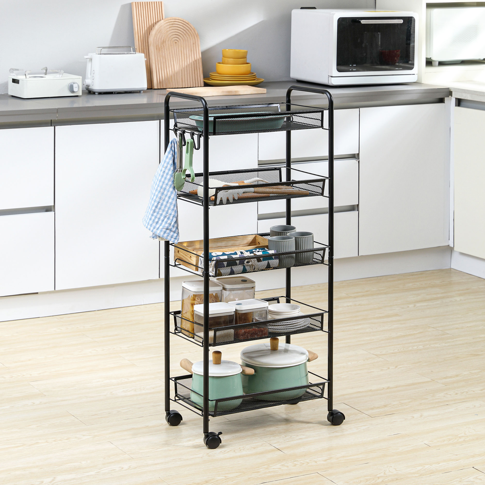 Un carrito de cocina negro con ruedas, cargado con utensilios y recipientes.
