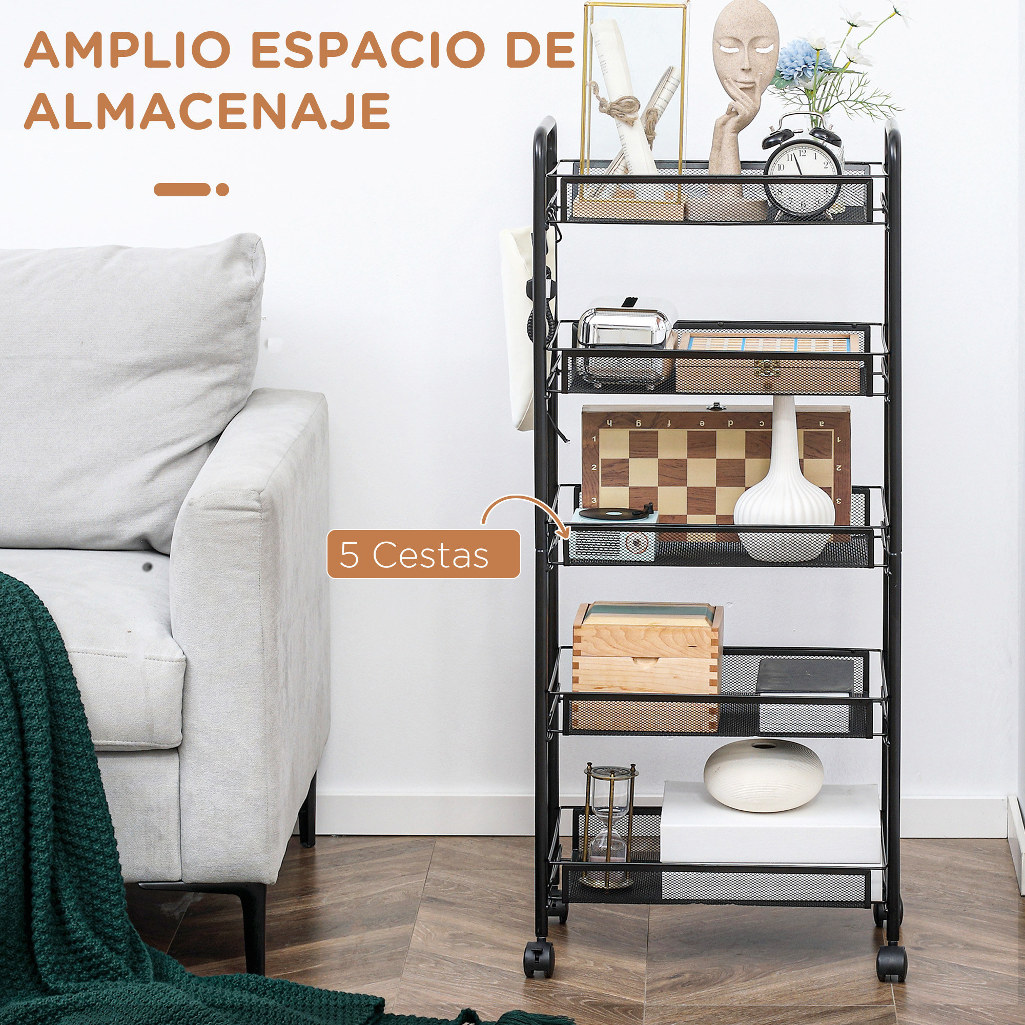 Un carrito negro de cinco niveles con ruedas guarda objetos decorativos junto a un sofá gris con manta verde.