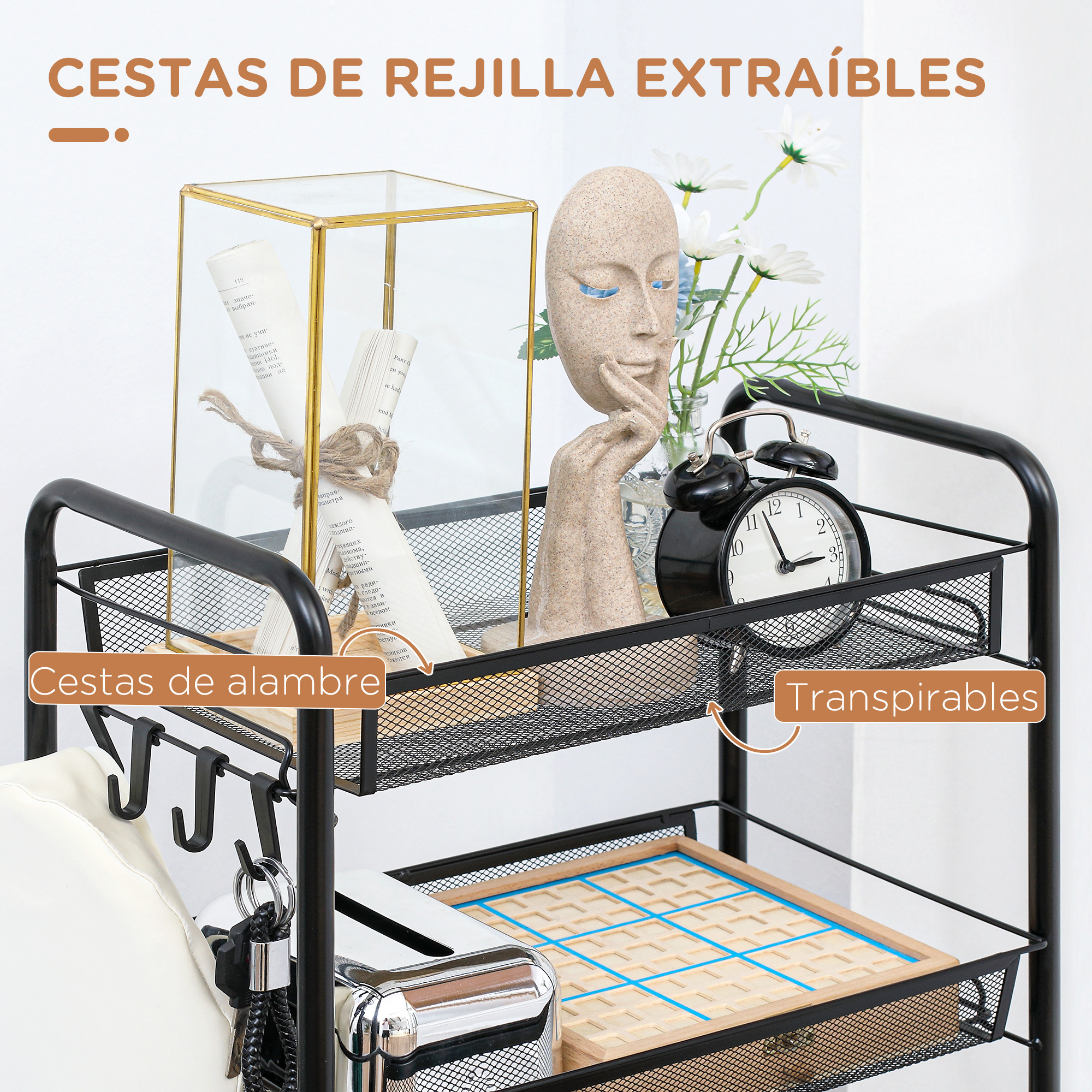 Un carrito negro con dos cestas de malla que contienen libros y una escultura.