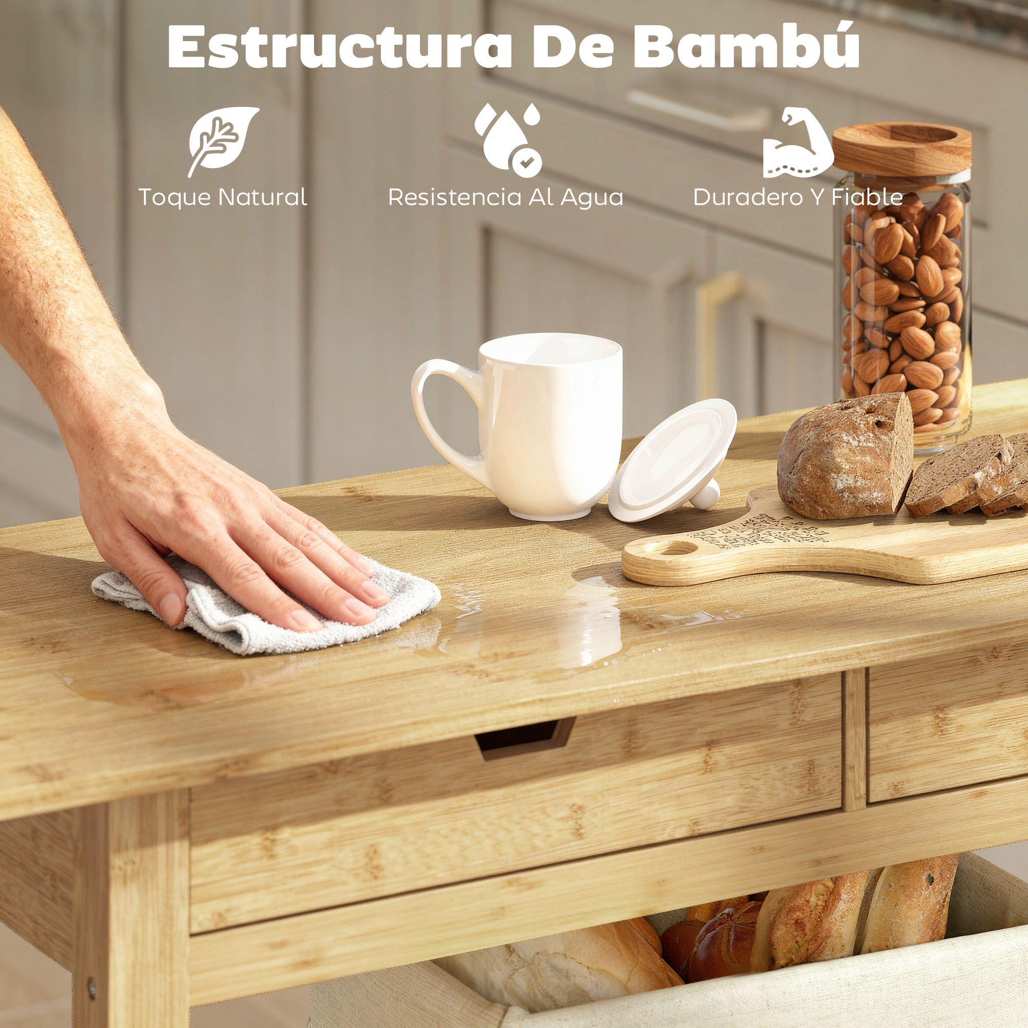 Una mano limpia una superficie de madera mojada con un paño. Encima hay una taza y un tarro de frutos secos.
