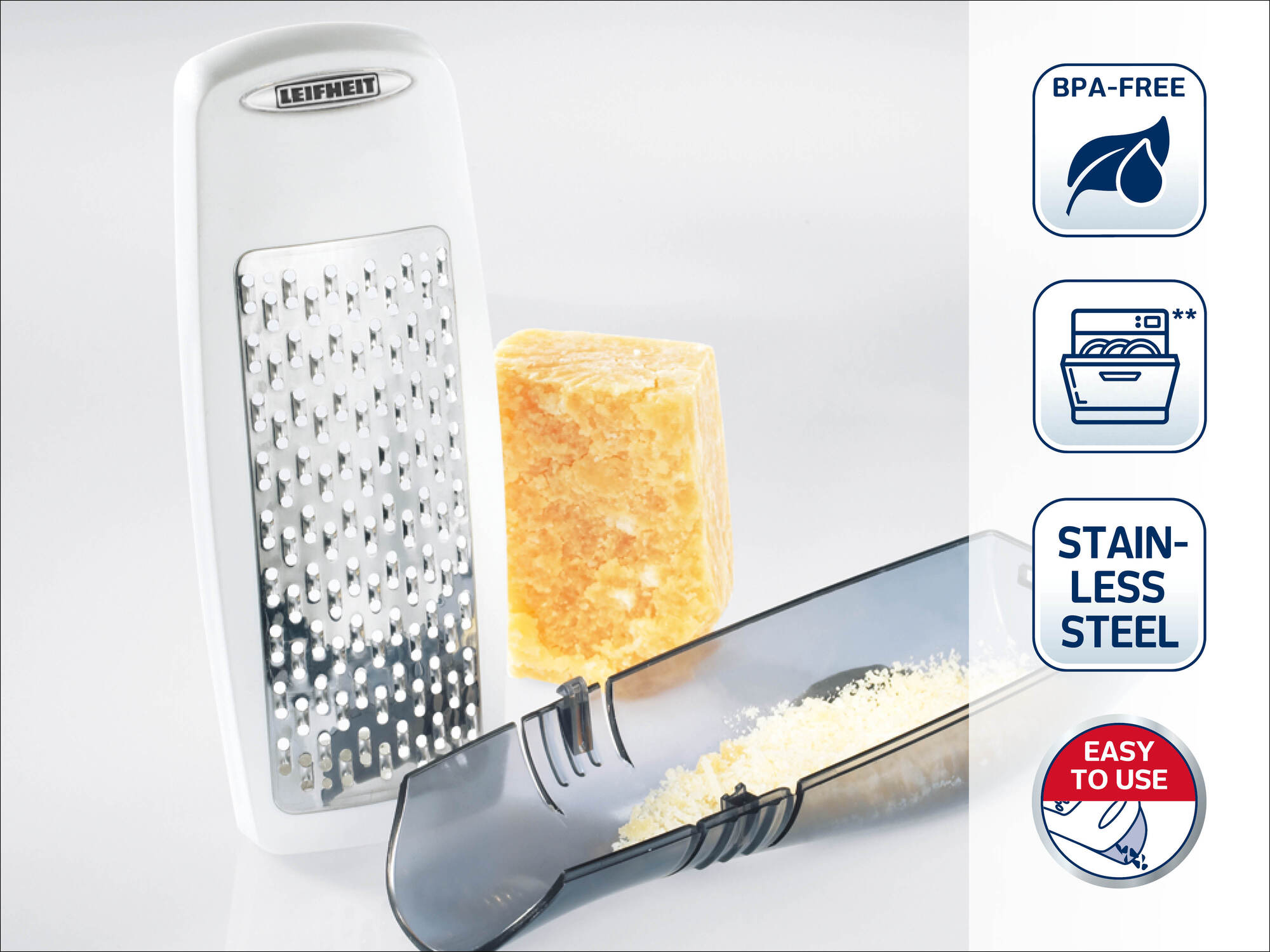 Ein weißer Käsereibe mit einem Stück Käse und geriebenem Käse.