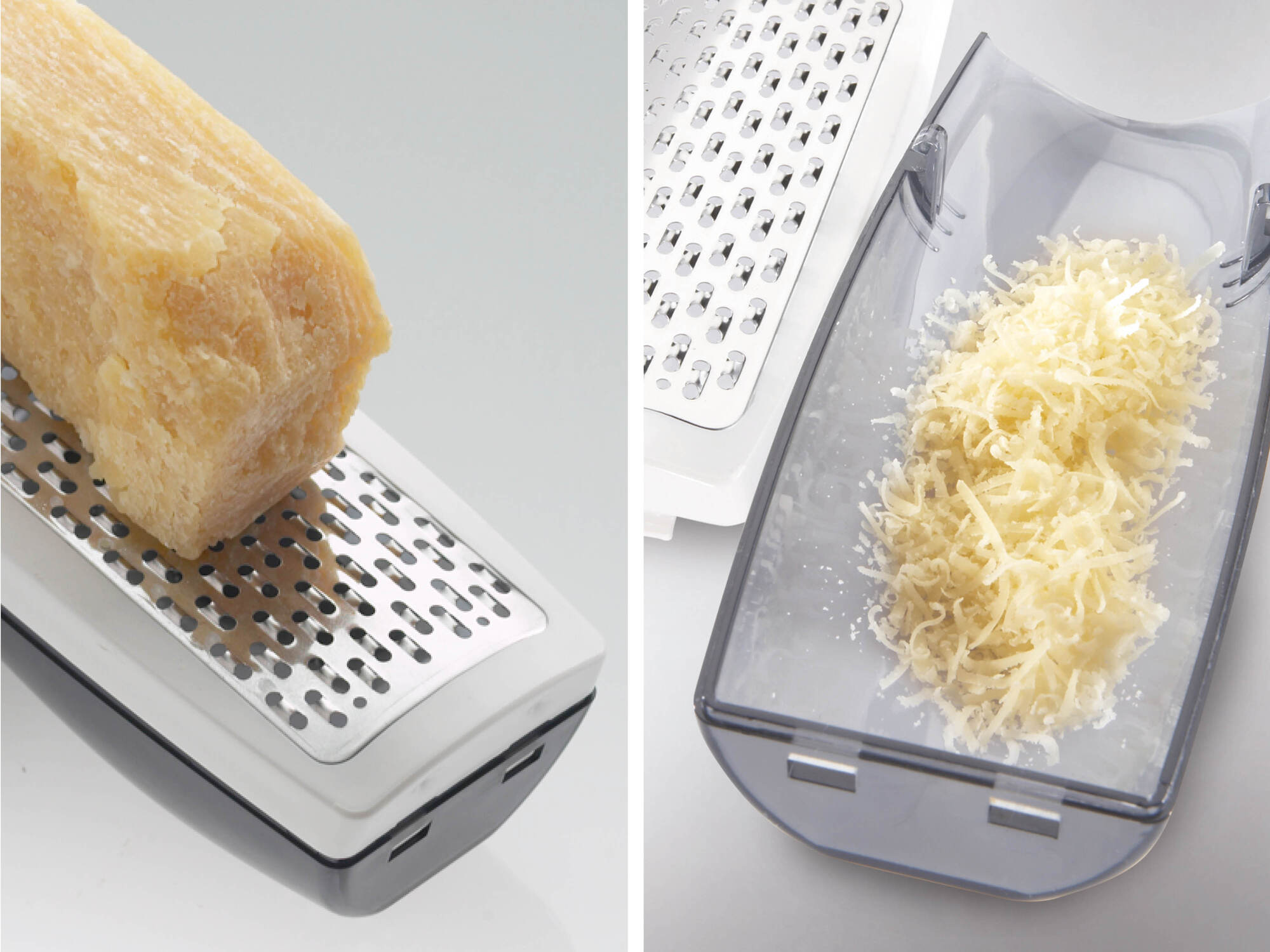 Ein Stück Parmesan liegt auf einem Grater, daneben geriebener Käse.