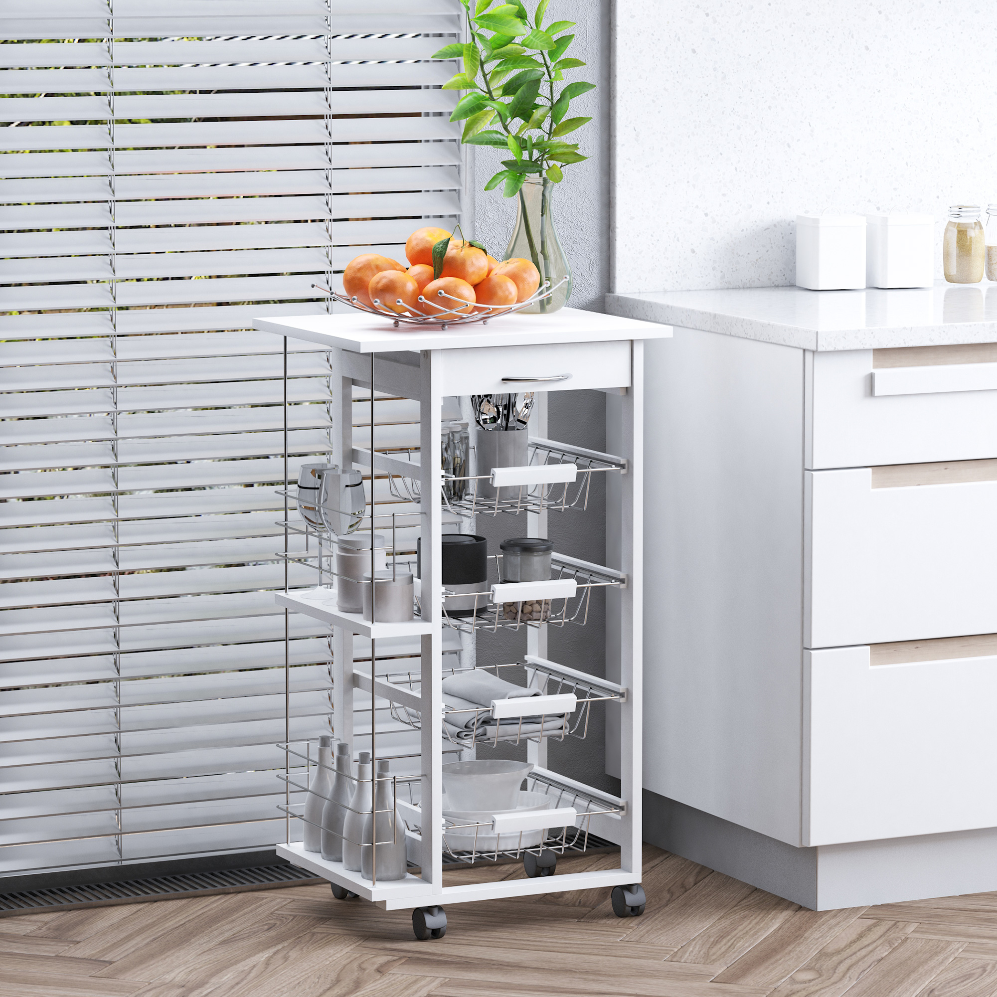 Un carrito de cocina blanco con frutero, vasos y botellas se encuentra junto a una encimera.