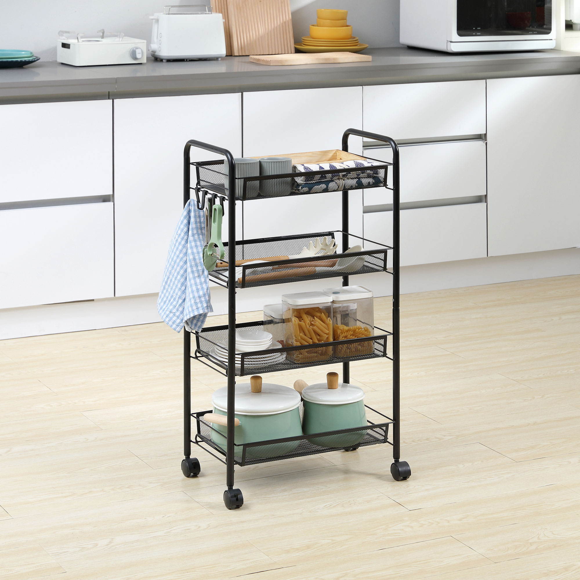 Un carrito de cocina negro de cuatro niveles con ruedas, lleno de varios artículos de cocina en una cocina moderna.
