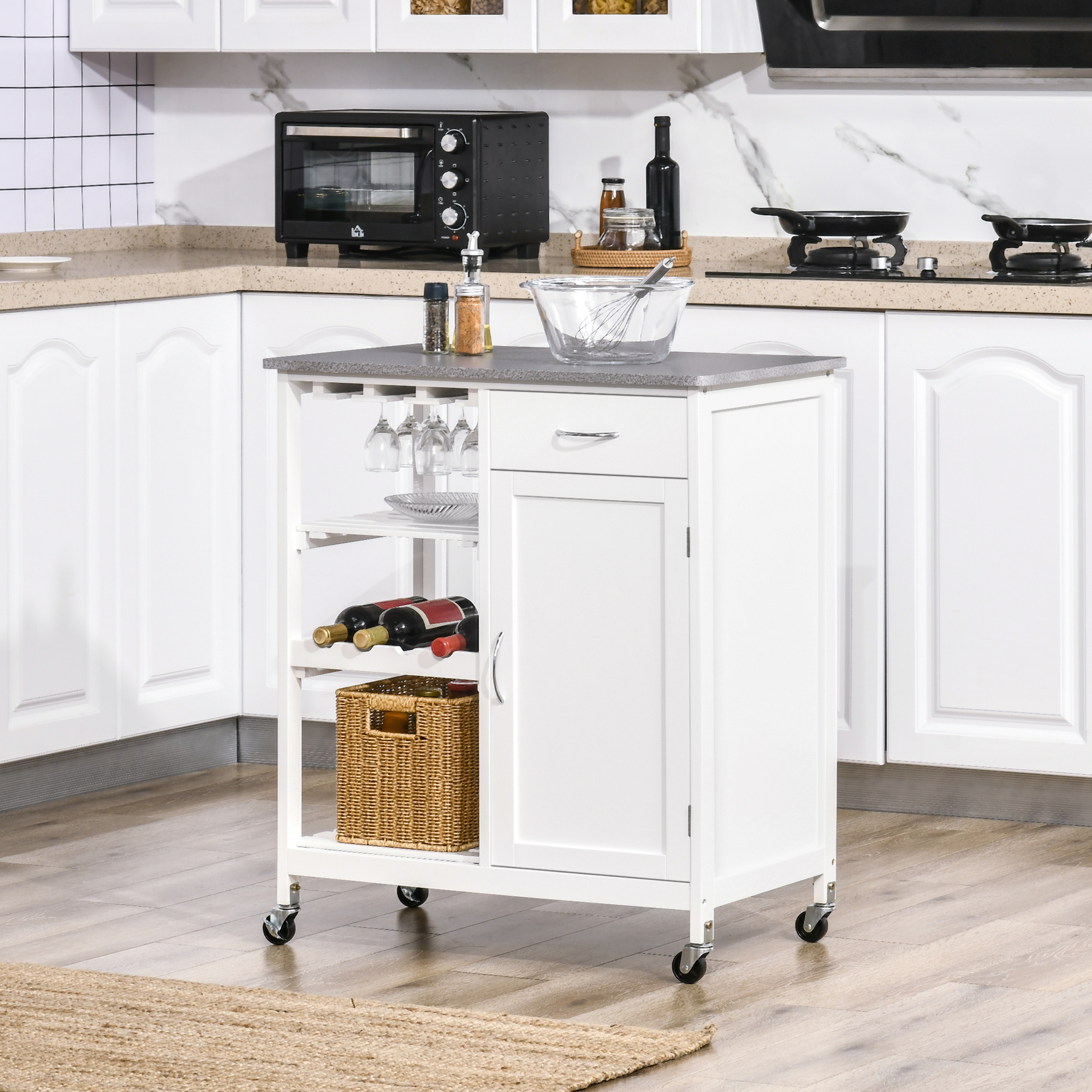 Un carrito de cocina blanco con ruedas, surtido con botellas, vasos y una cesta.