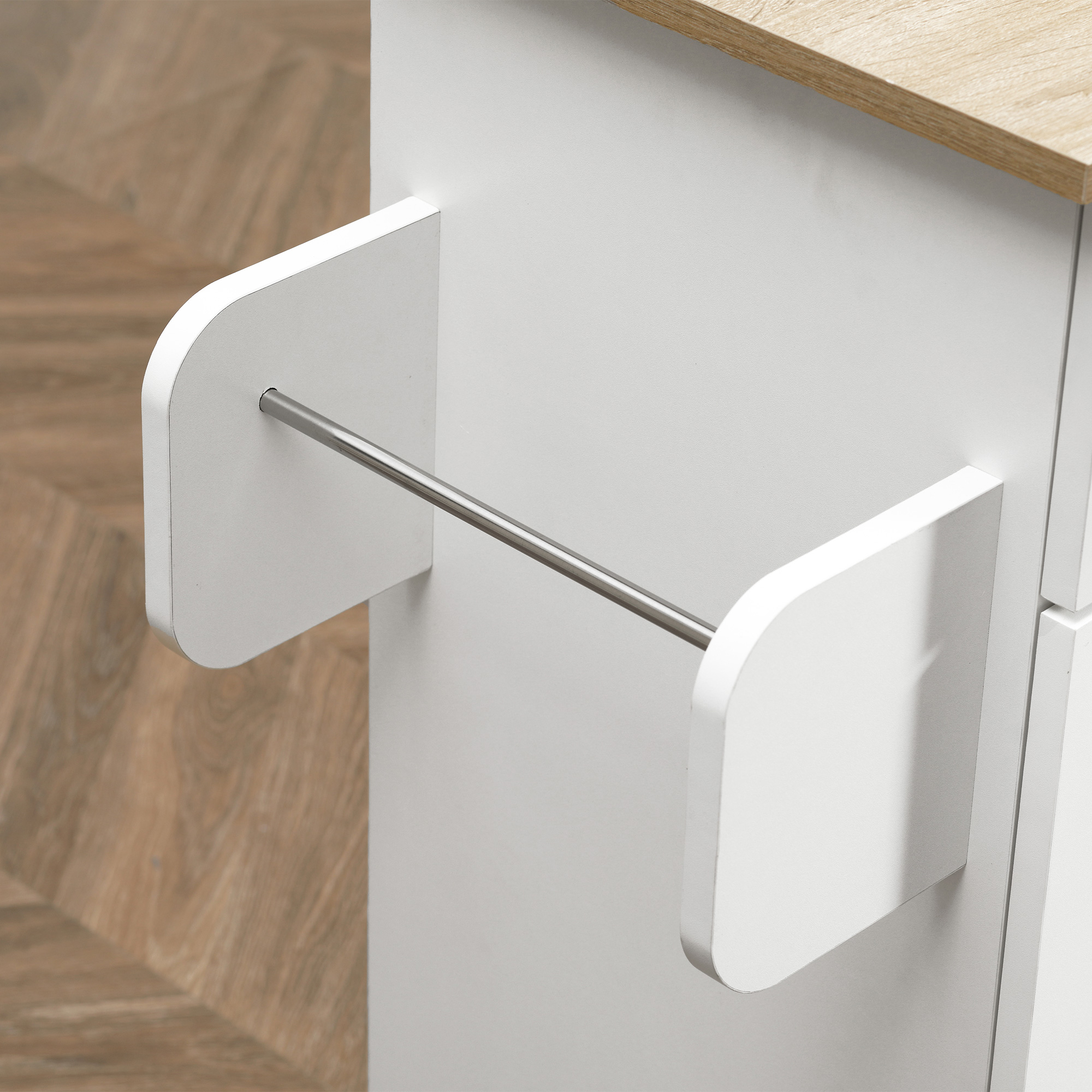Frente de mueble blanco con toallero plateado y tapa de madera.