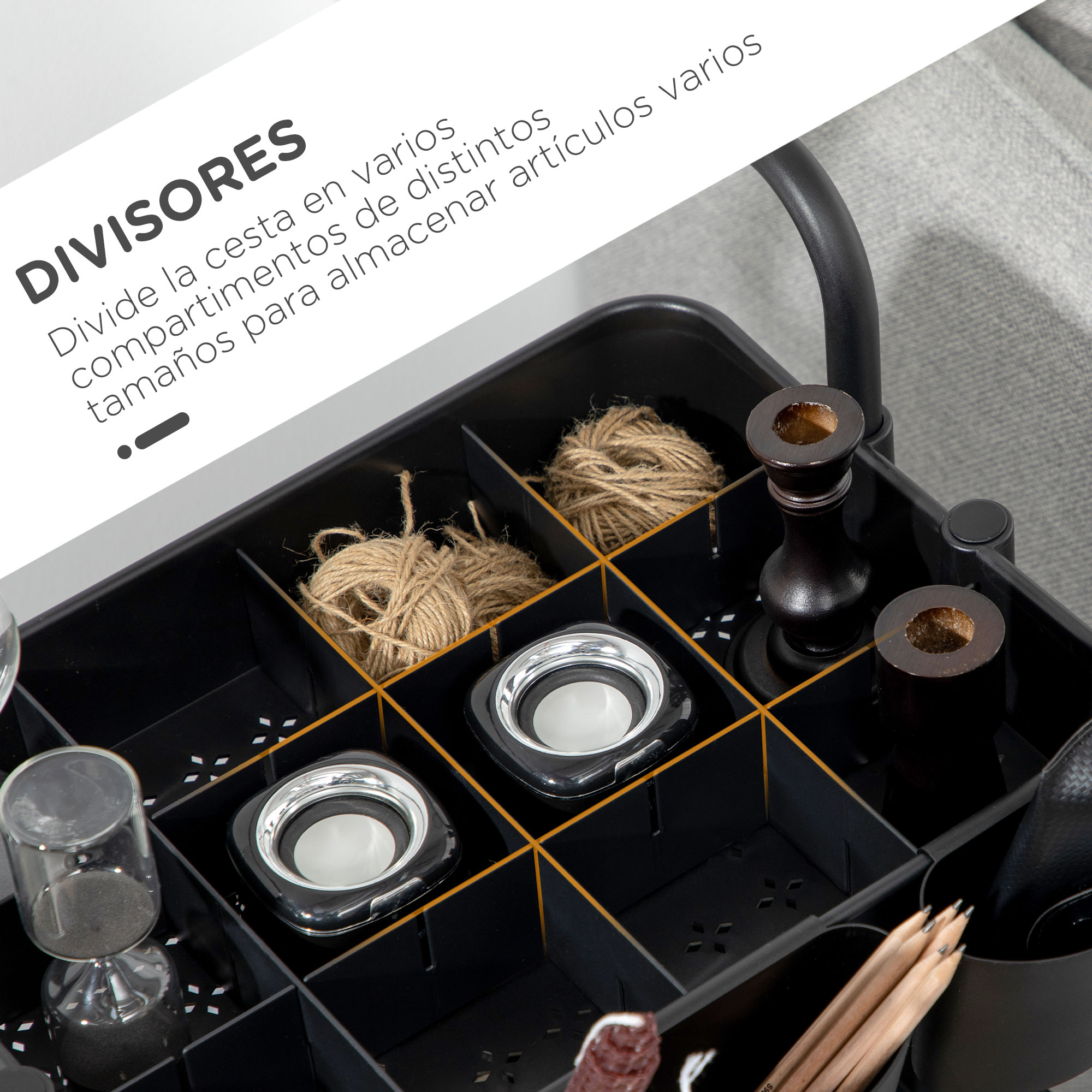 Organizador negro con compartimentos, cuerdas, candeleros, reloj de arena y lápices.