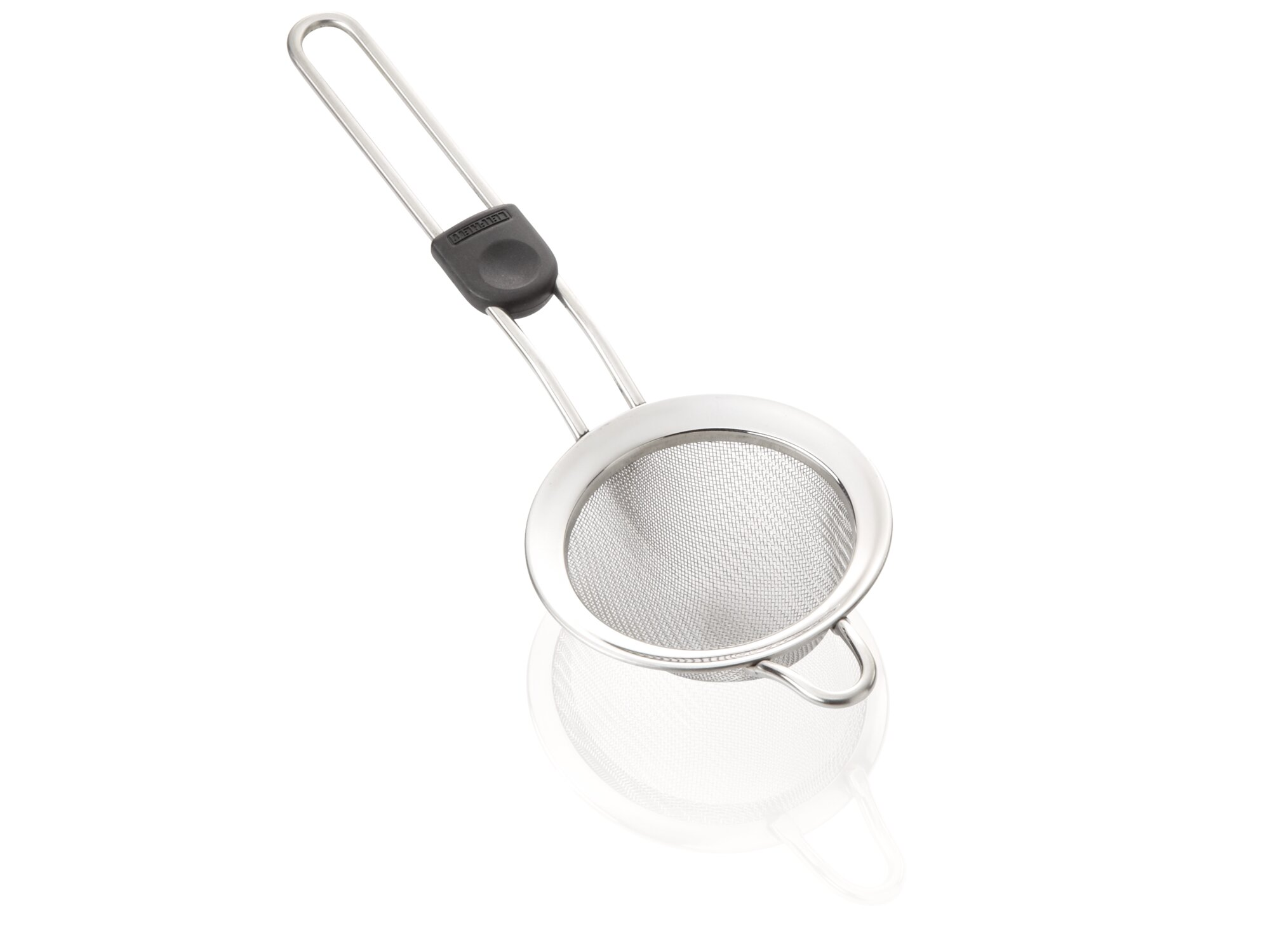 Ein kleiner Küchensieb aus Metall mit schwarzem Griff.