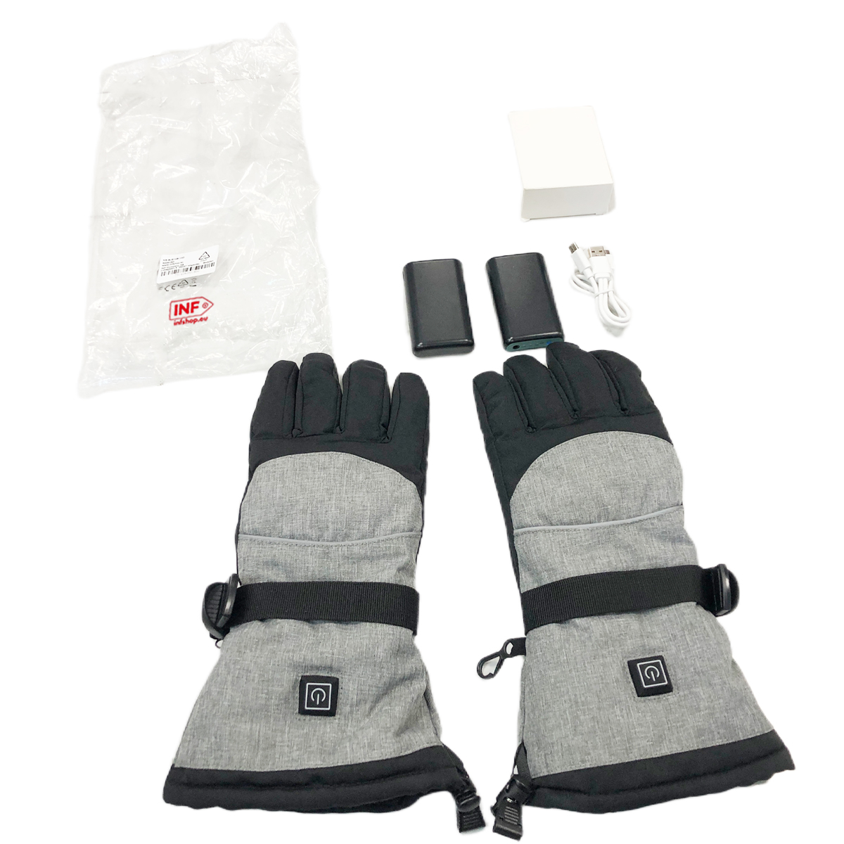 Ein Paar graue und schwarze beheizbare Handschuhe mit Powerbanks und Ladekabel.