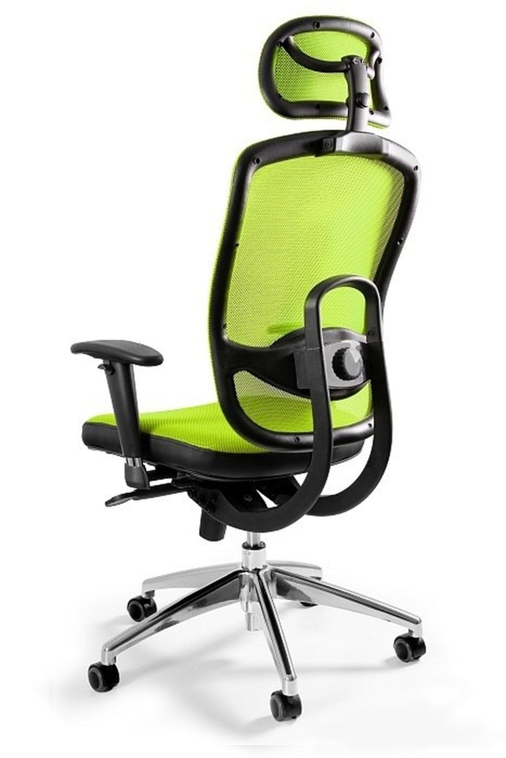 Zielone krzesło biurowe z siatki z zagłówkiem i podłokietnikami na chromowanej podstawie.