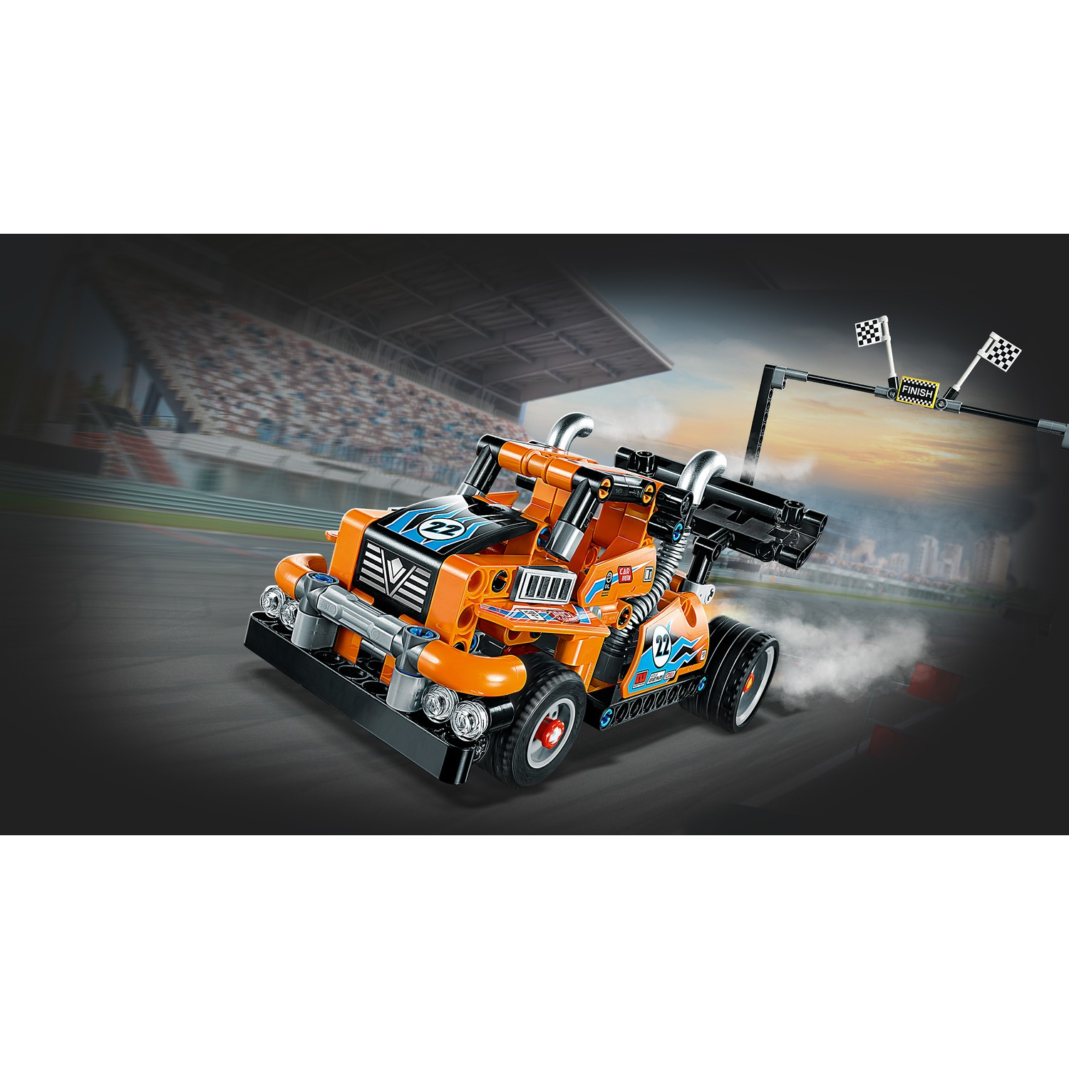 Ein orangefarbener Rennwagen rast auf einer Strecke mit Zielflaggen und Tribünen.