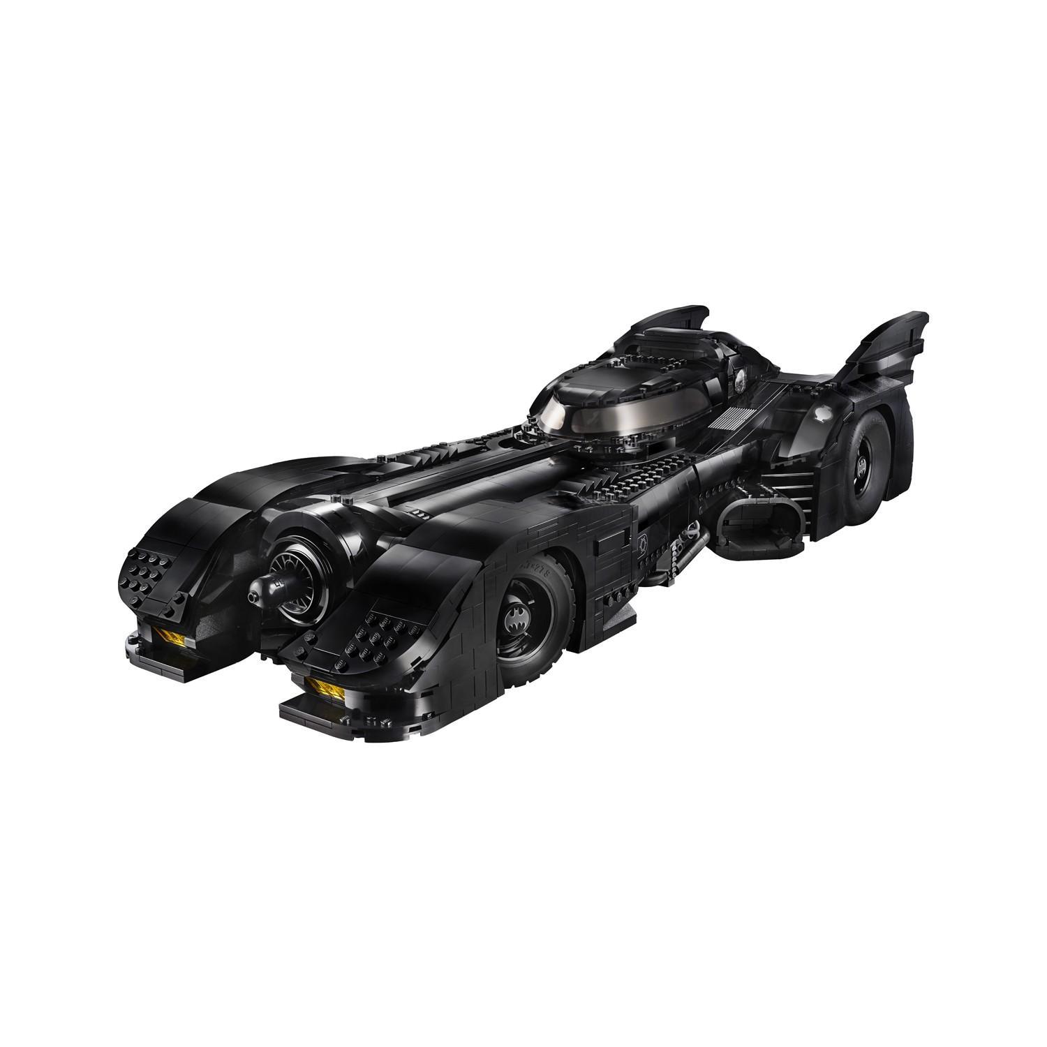 Een zwart Lego-model van de Batmobile met vleugels en gele lichten.