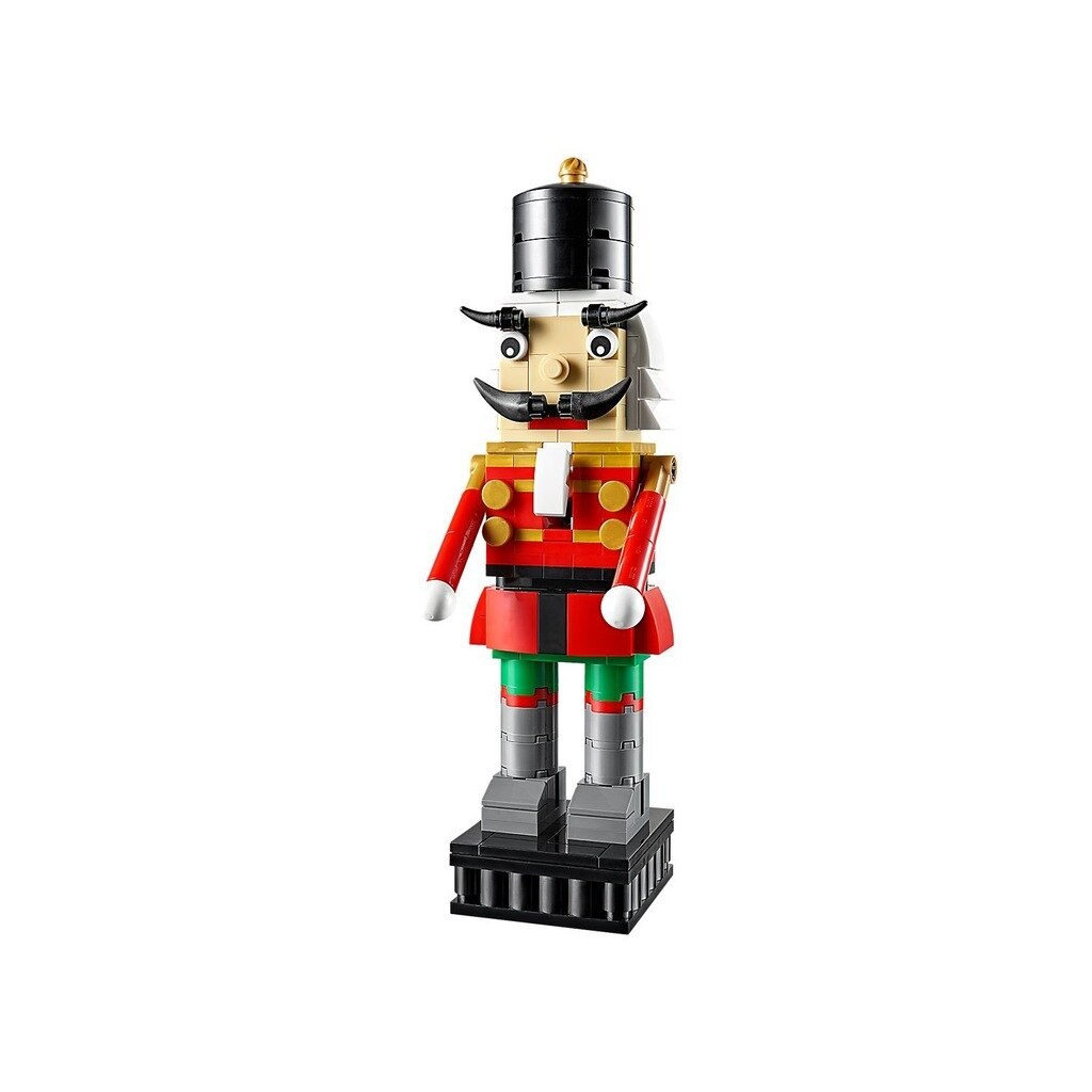 Ein Lego-Spielzeug-Nussknacker in rot, grün und schwarz mit schwarzem Hut.