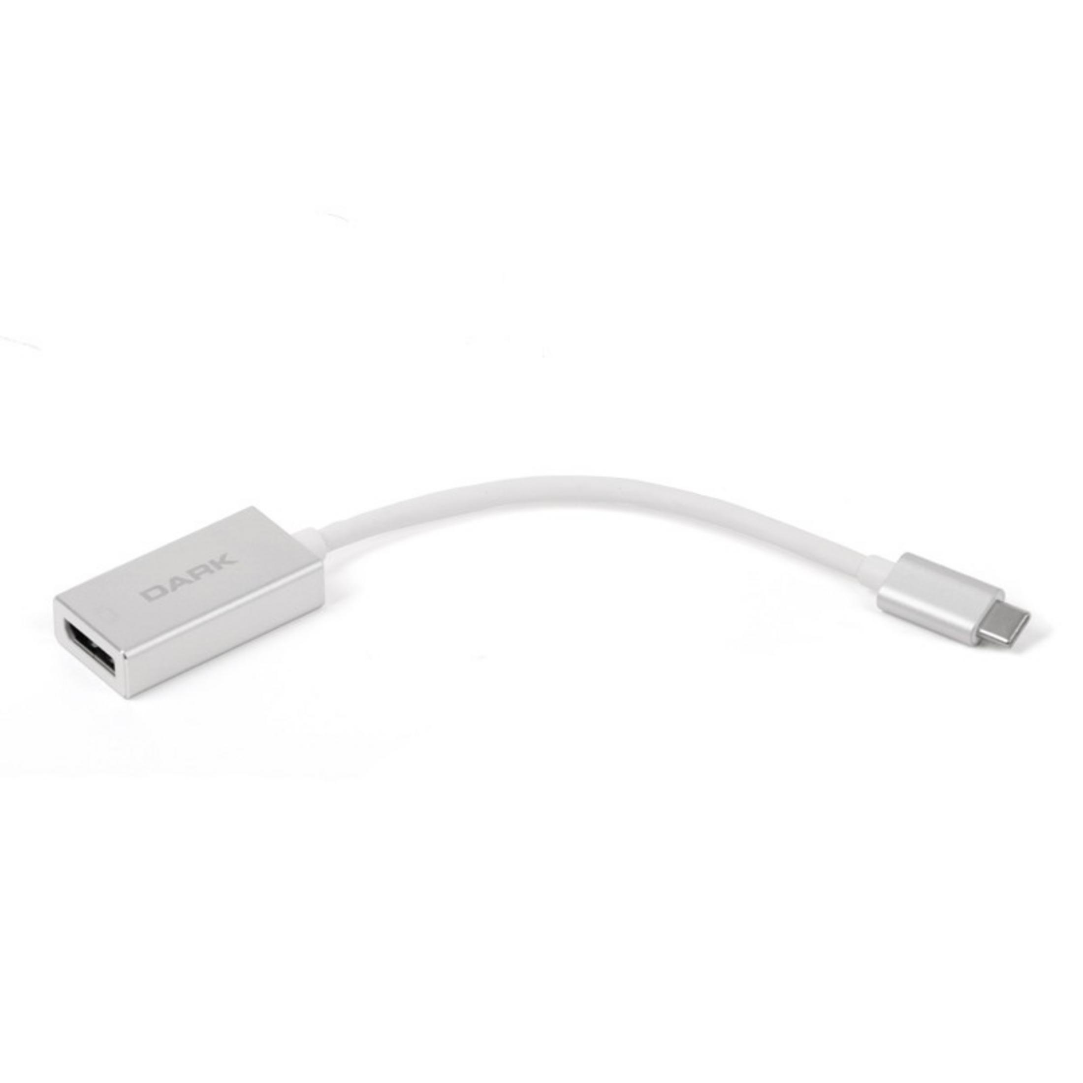 Beyaz kablolu gümüş renkli USB-C HDMI adaptörü beyaz zeminde.