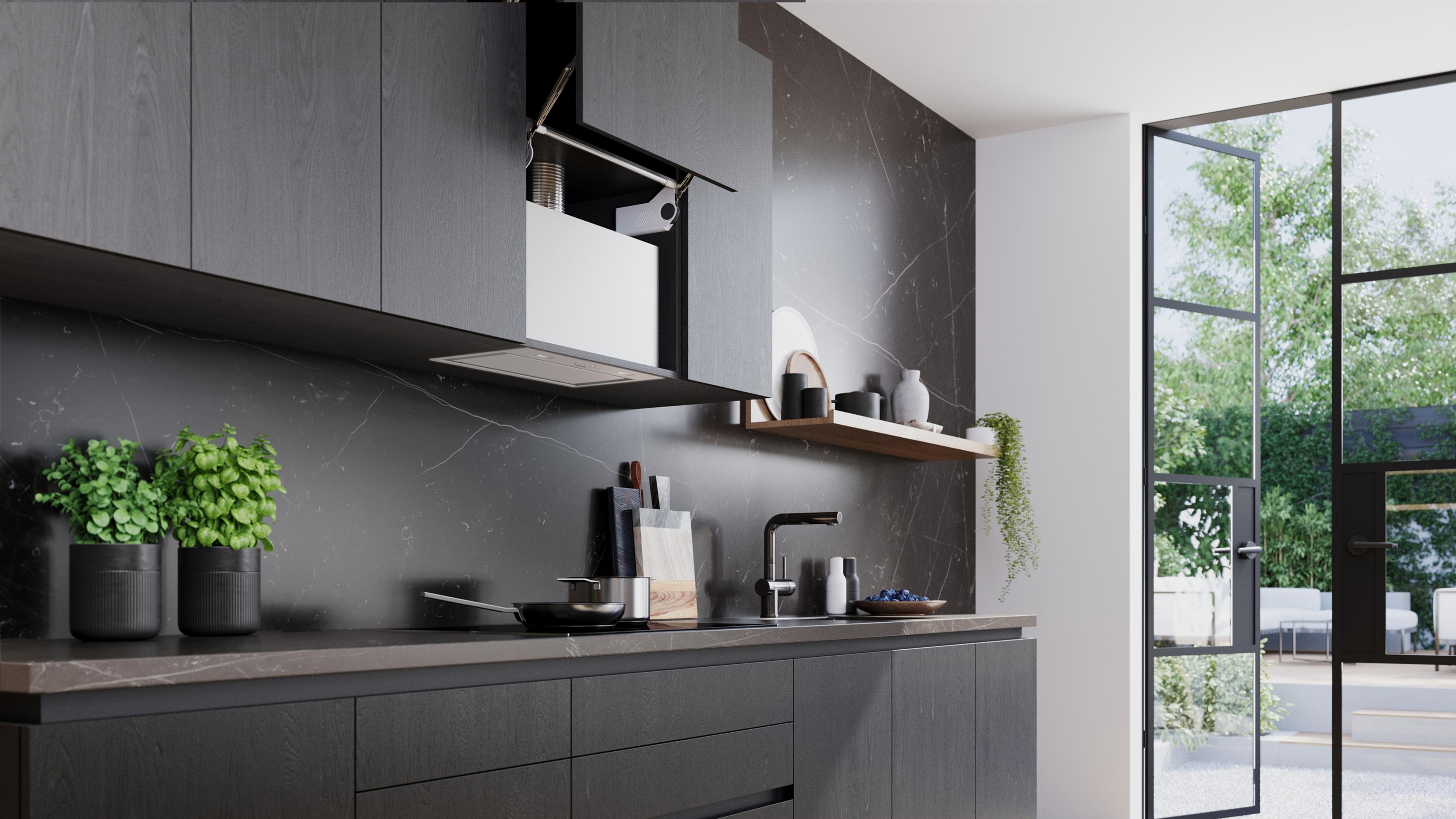 Cucina moderna scura con alzatina in marmo e vista giardino.