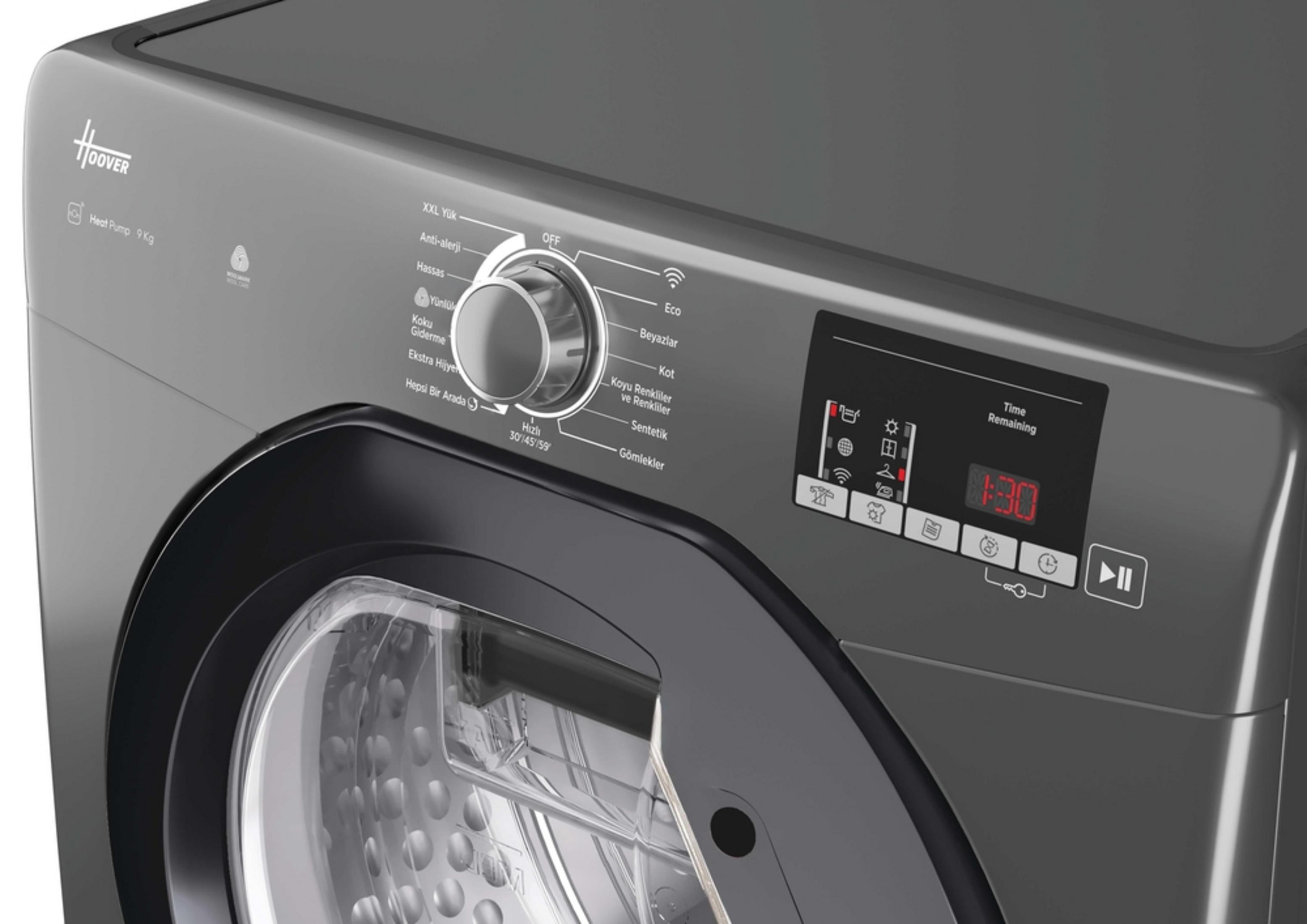 Kontrol paneli, ekranı ve kapısı olan gri Hoover çamaşır makinesi.