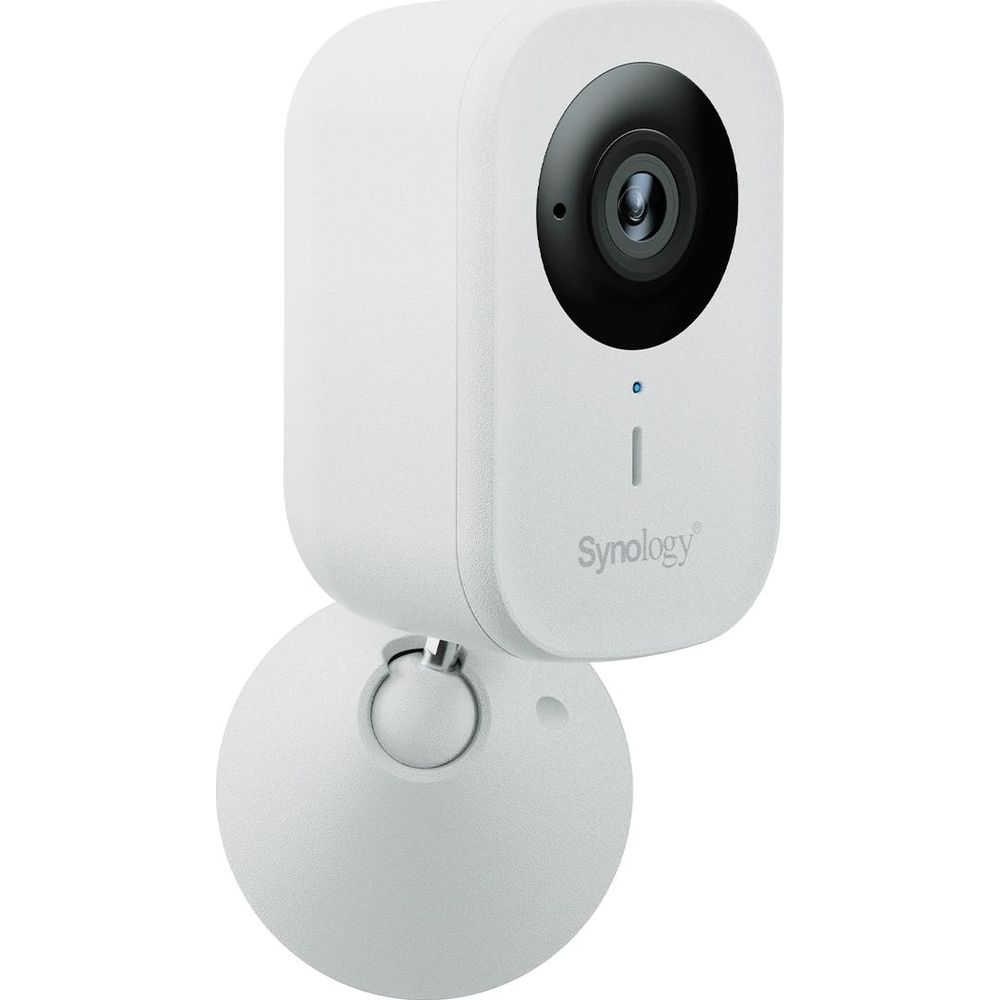 Een witte Synology beveiligingscamera met een ronde voet, van voren gezien.