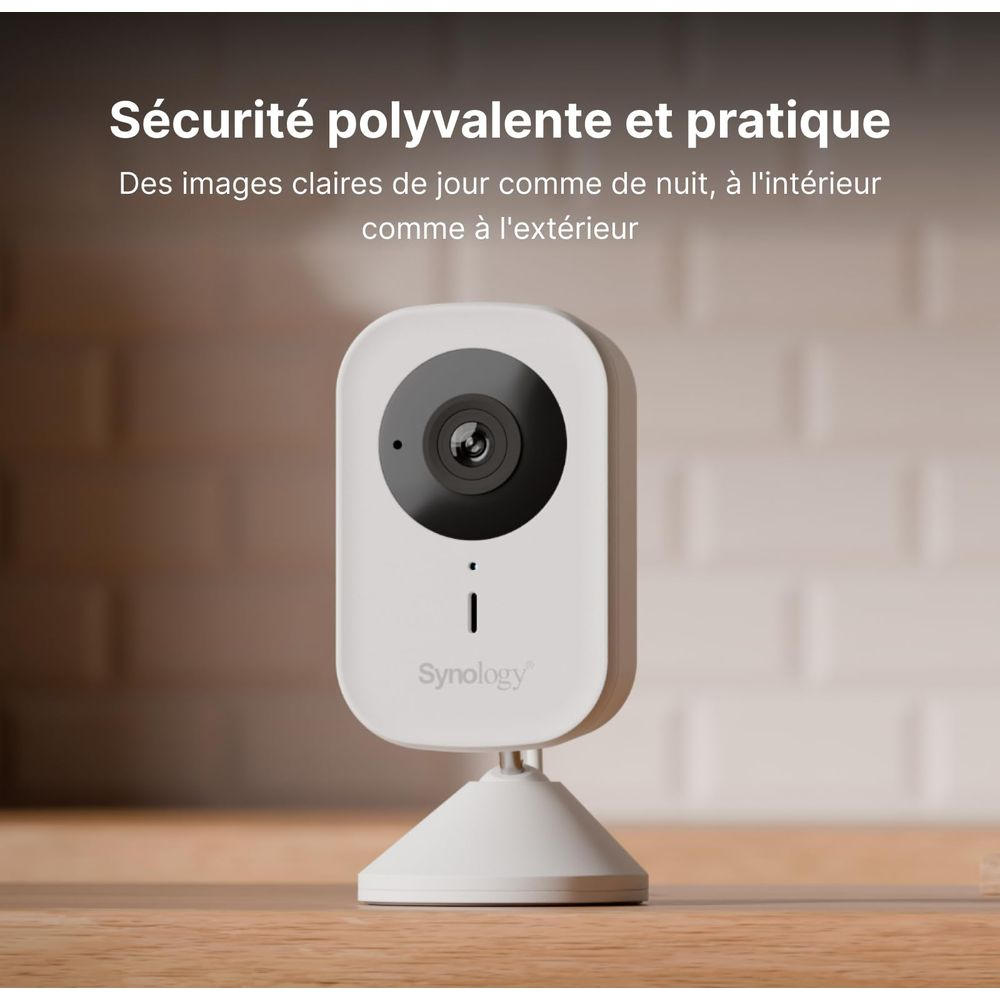 Wit Synology bewakingsapparaat op houten tafel, met tekst erboven.