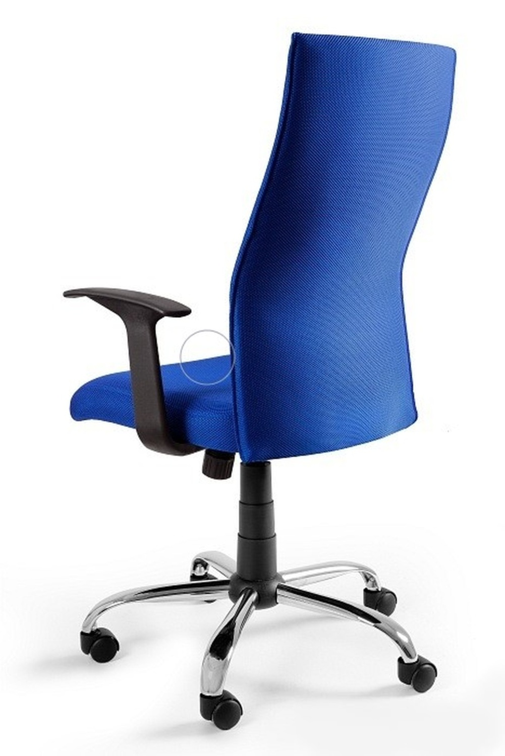 Niebieskie krzesło biurowe z podłokietnikiem i kółkami na białym tle.