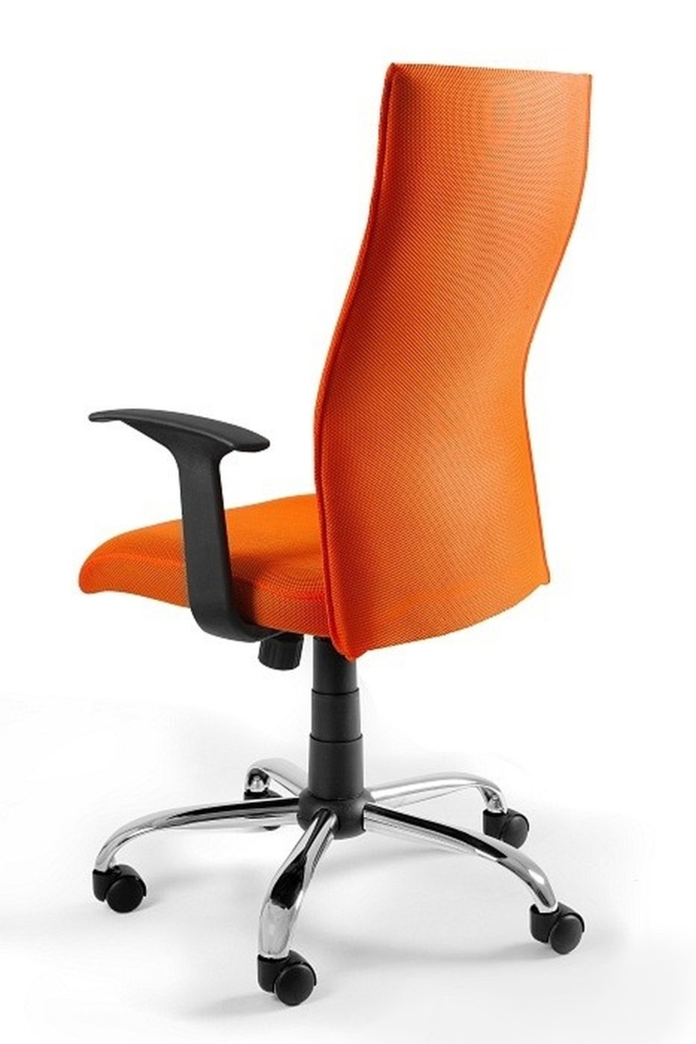Pomarańczowe krzesło biurowe z siatkowym oparciem, czarnymi podłokietnikami i chromowaną podstawą.