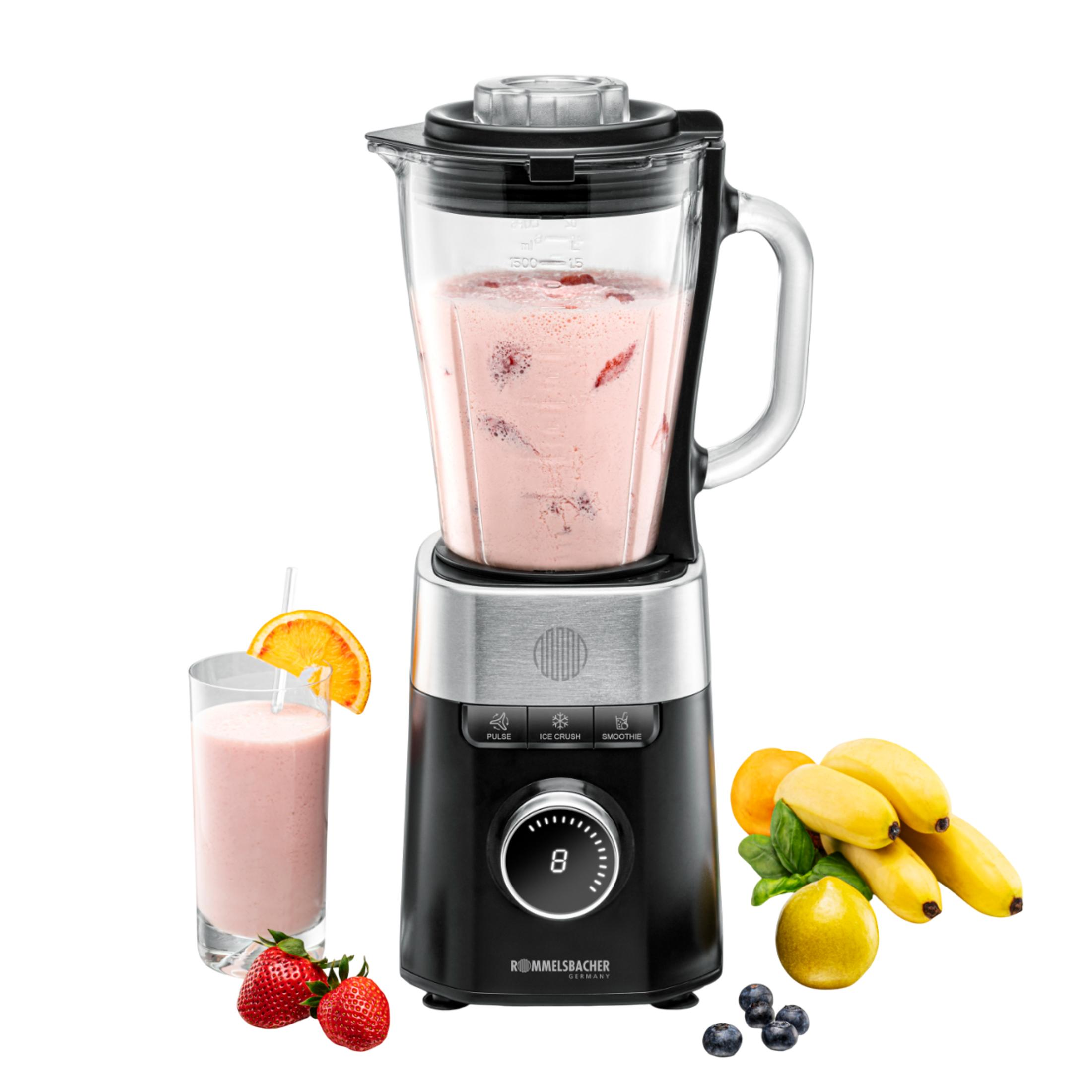 Ein schwarzer Mixer mit Erdbeer-Smoothie, Früchten und einem Glas Saft.