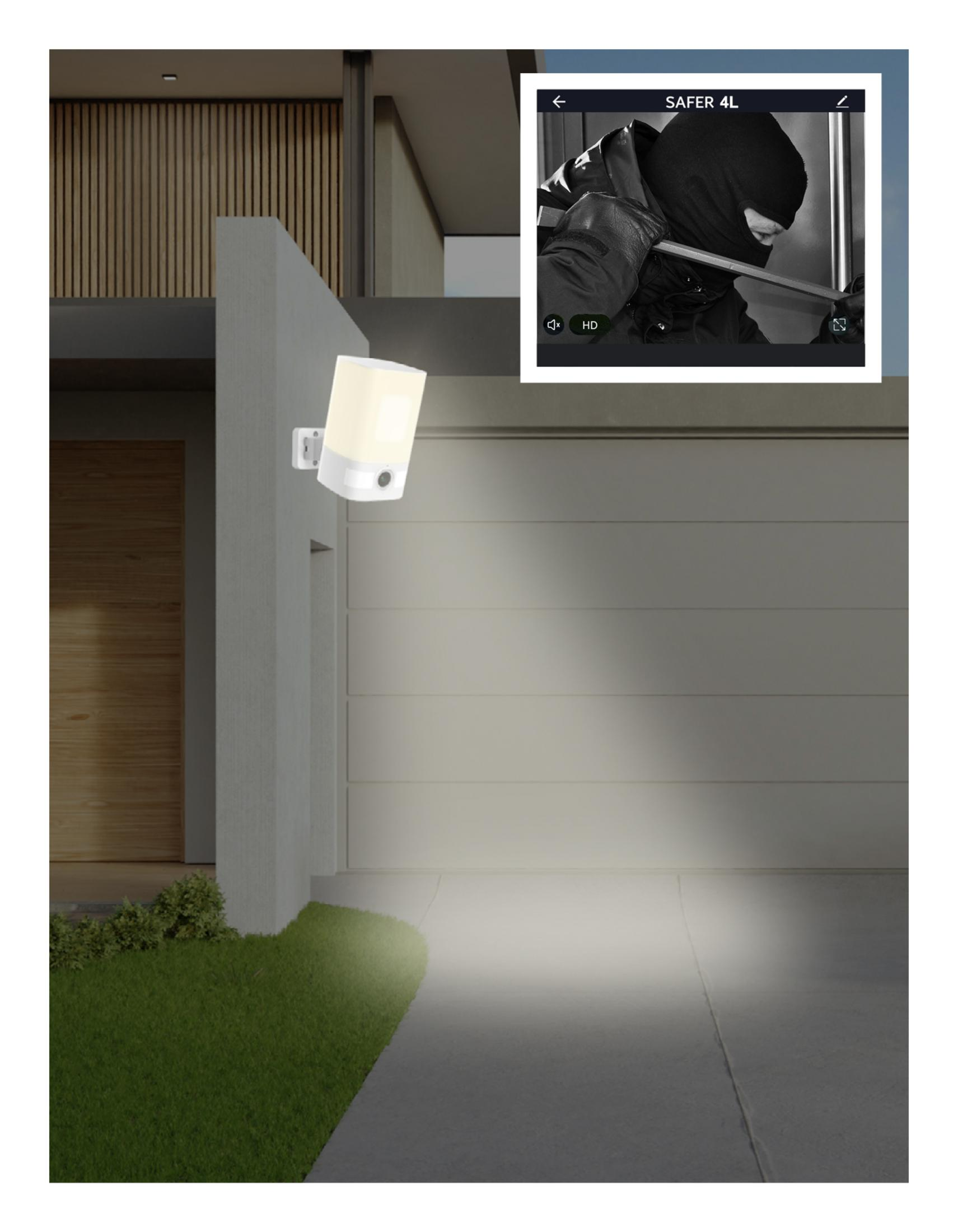 Kamera pokazuje włamywacza z łomem. Światło oświetla podjazd.