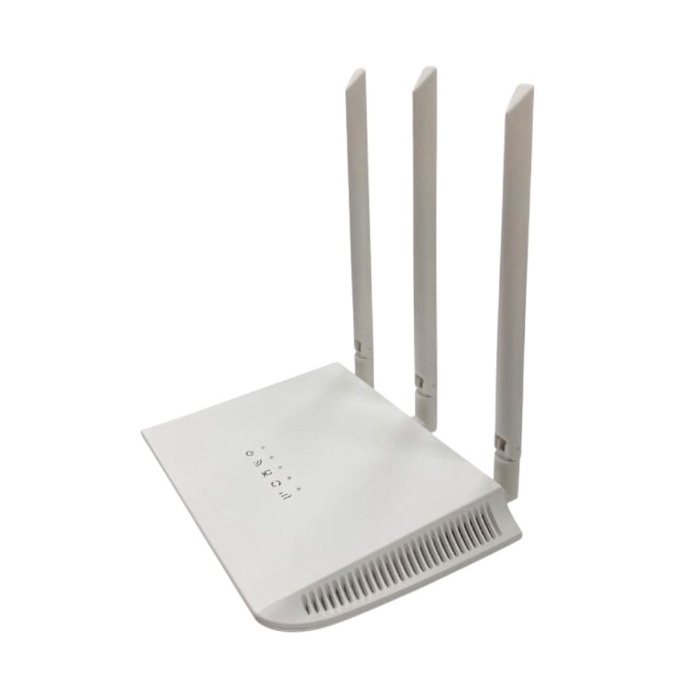 Beyaz arka planda üç antenli beyaz Wi-Fi yönlendirici.
