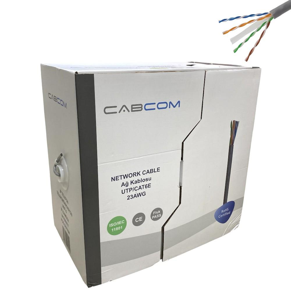 Açıkta kalan telleri olan Cabcom ağ kabloları (UTP/CAT6E, 23AWG) kutusu.