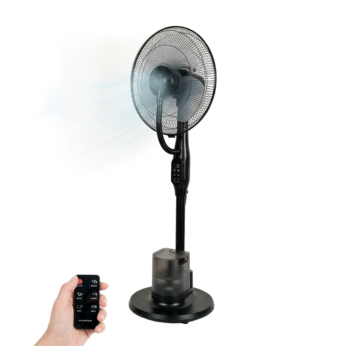 Un ventilatore oscillante nero con telecomando in mano. Sfondo bianco.