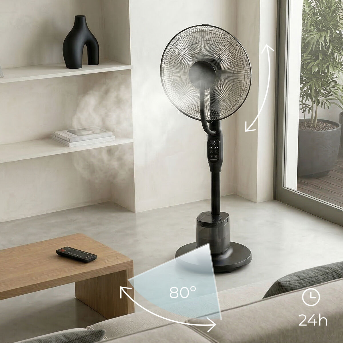 Un ventilatore da terra nero con funzione nebulizzante in un soggiorno moderno.