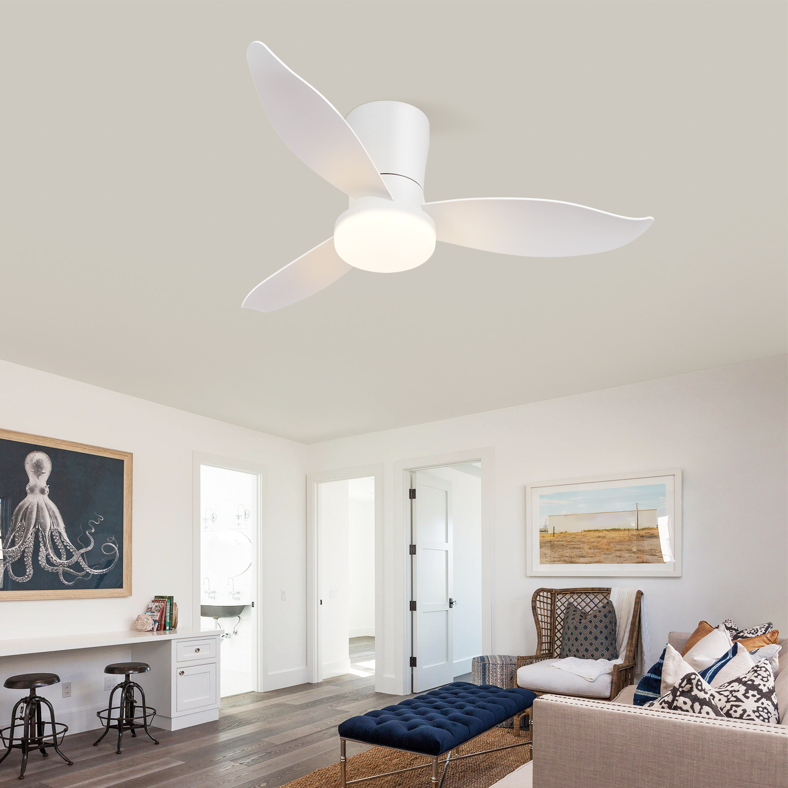 Ventilatore da soffitto bianco con luce sopra una scrivania con due sgabelli.