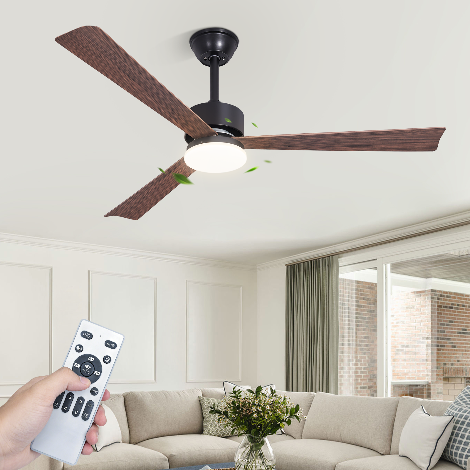 Ventilatore da soffitto con pale in legno, luce LED e telecomando in un soggiorno.