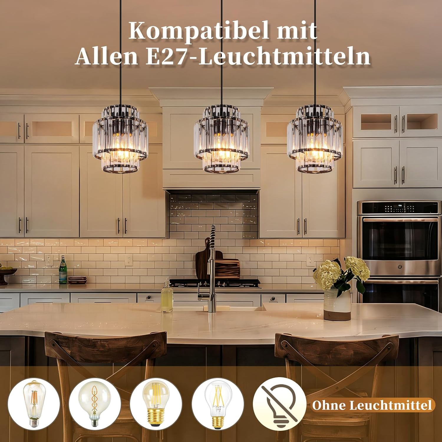 Cucina moderna con lampade a sospensione, isola e varie lampadine.