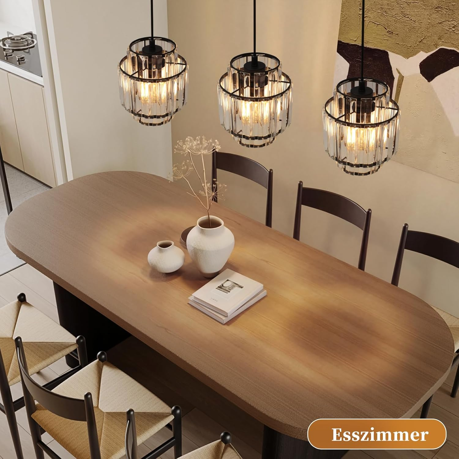 Un tavolo da pranzo con lampadari di cristallo sopra e sedie intorno.
