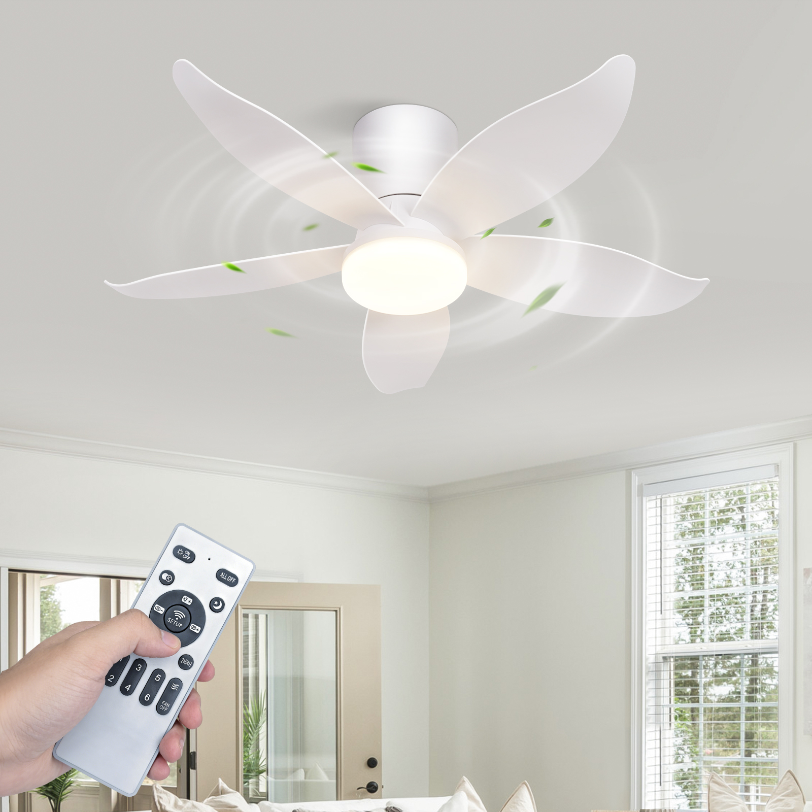 Eine weiße Deckenventilatorlampe mit Fernbedienung in der Hand.