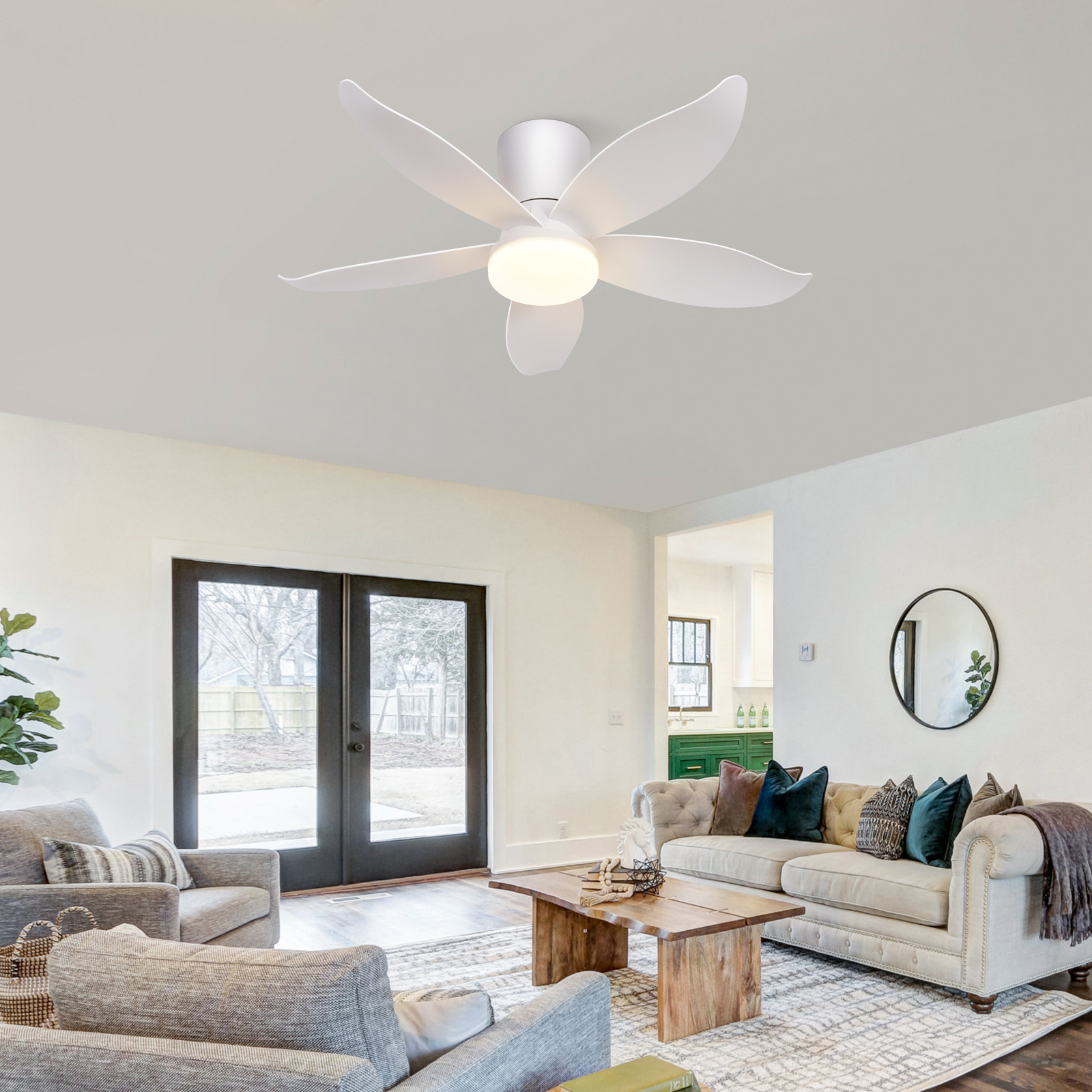 Ein weier Deckenventilator mit Licht sitzt ber einem Wohnzimmer mit Sofa und Sesseln.