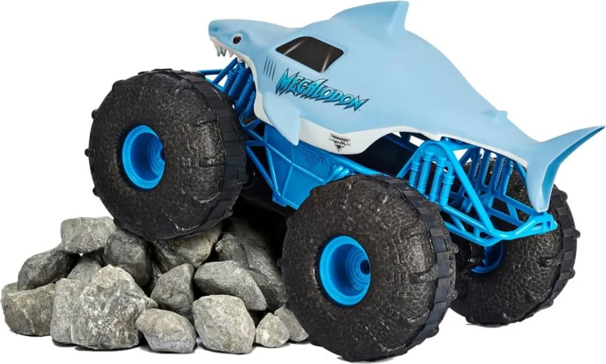 Ein blaues Monstertruck-Spielzeug im Hai-Design steht auf Steinen.