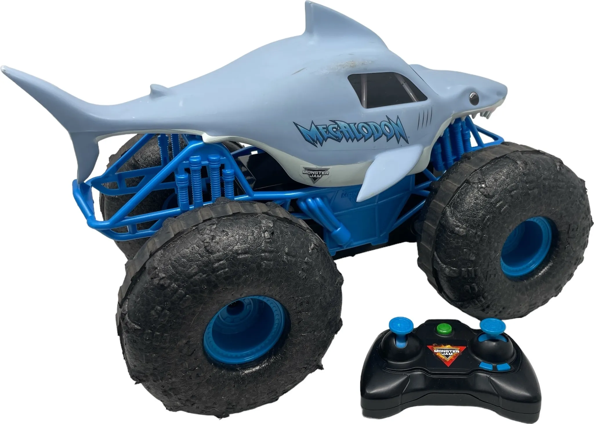 Ein hellblauer Monster-Truck in Hai-Form mit einem Controller auf weißem Hintergrund.
