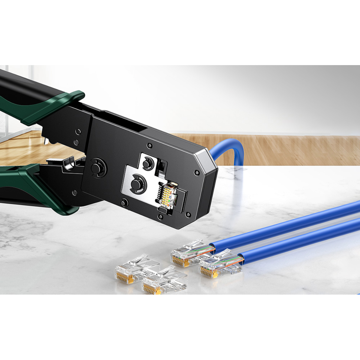 Narzędzie do zaciskania z niebieskim kablem i złączami na marmurze.