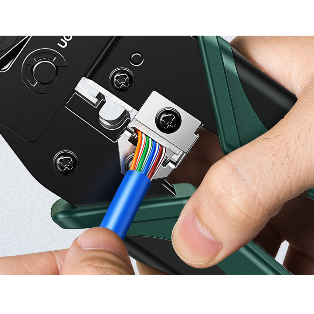 Narzędzie z kolorowymi przewodami wkładanymi do zacisku.