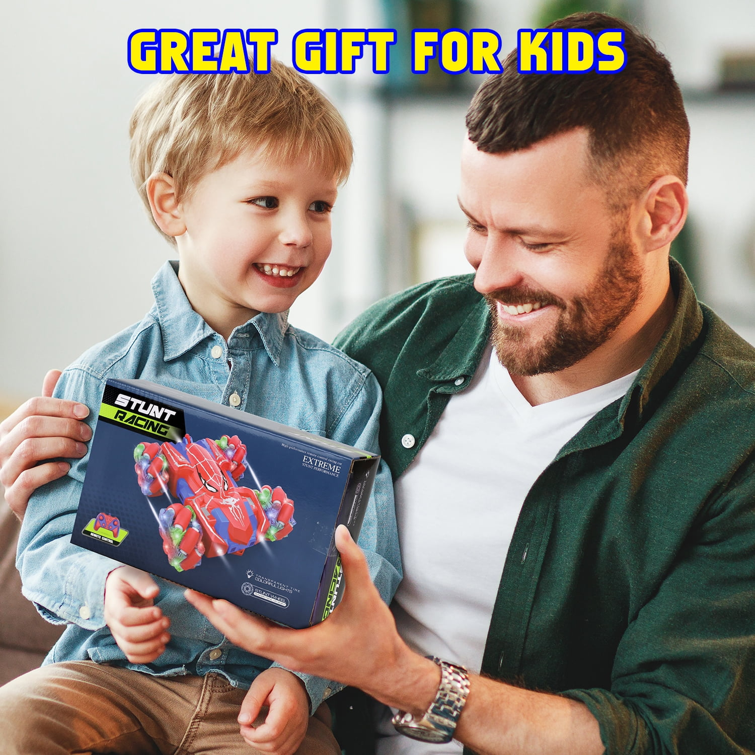 Vater und Sohn halten eine Spielzeugauto-Box mit Spiderman-Design und Lichtern.